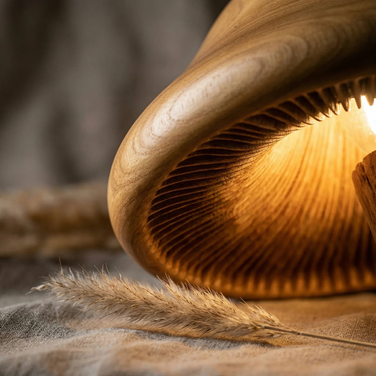 Handgeschnitzte Pilzlampe aus Holz mit leuchtenden Lamellen und natürlichen Texturen