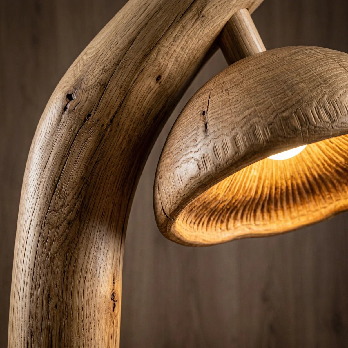 Pilzförmige Stehlampe aus Naturholz mit skulptiertem Stammstiel und leuchtendem Lamellendetail