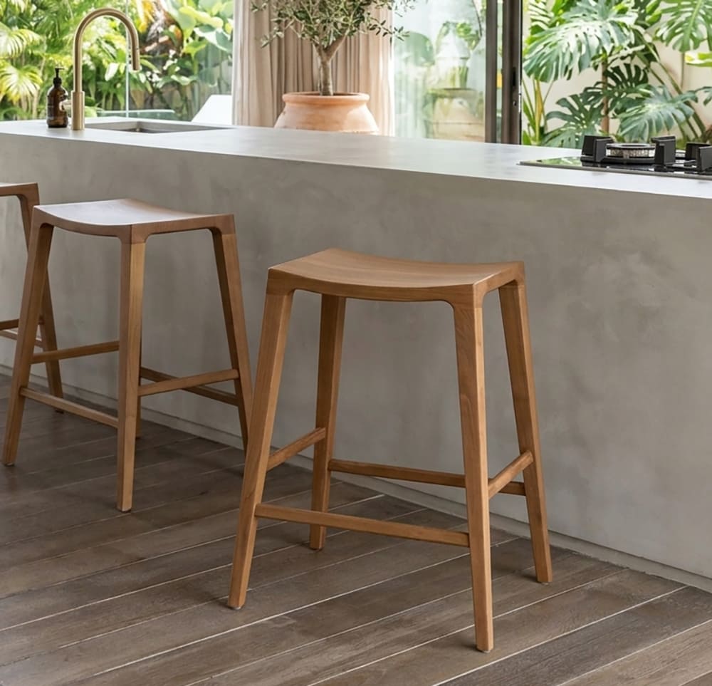 Organischer Barhocker ohne Lehne aus Massivholz mit ergonomisch geschwungenem Sitz