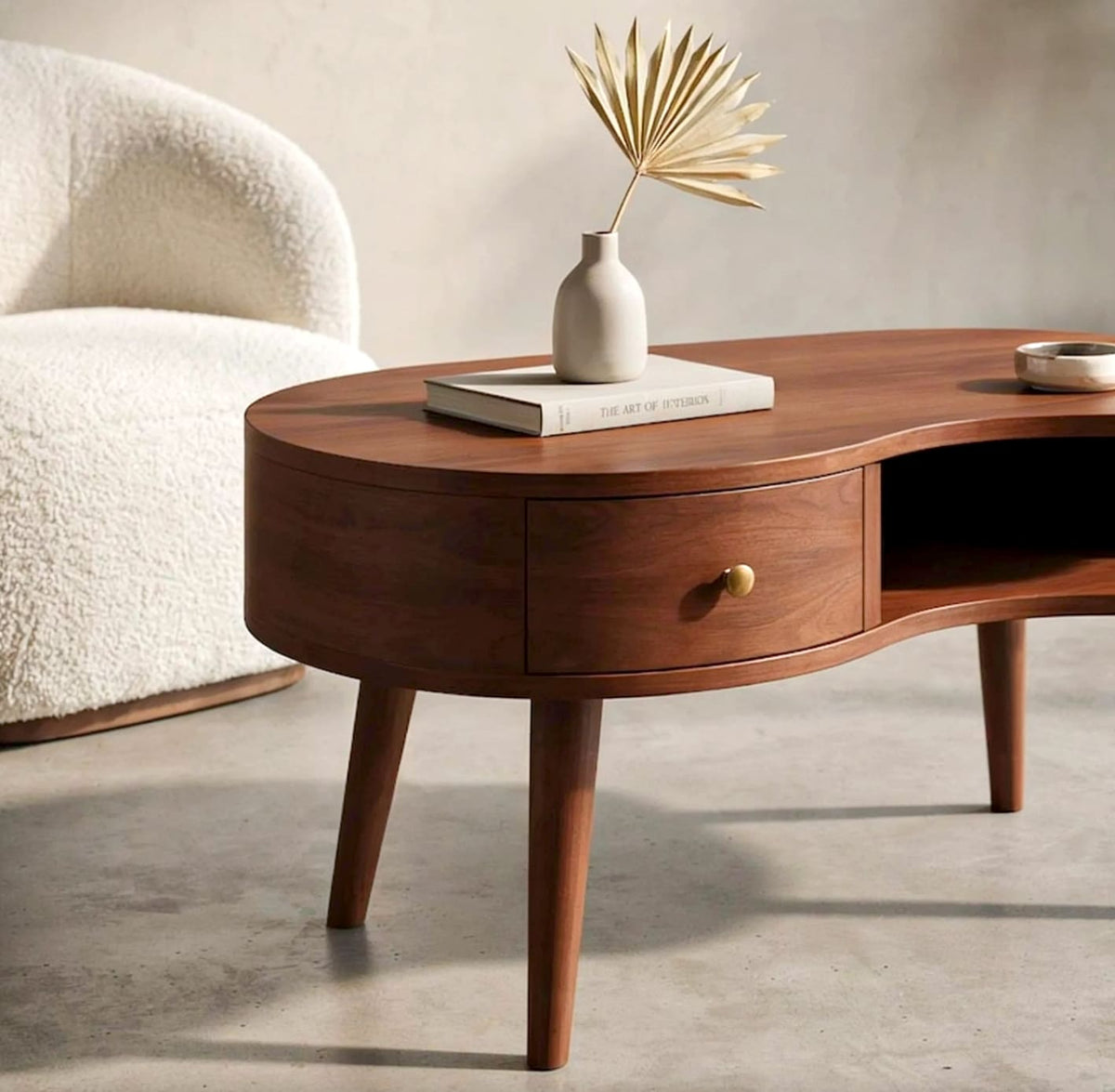 Moderner geschwungener Couchtisch aus Massivholz mit funktionalem Schubladenstauraum