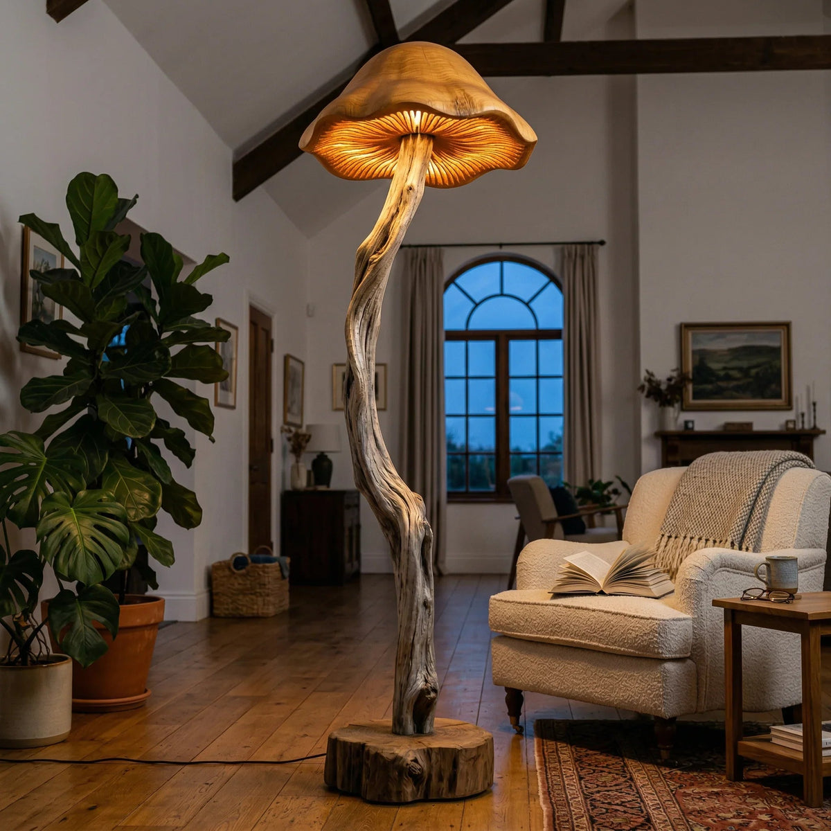 Organische Treibholz-Pilz-Stehlampe mit handgeschnitztem Holzfuß in einem gemütlichen Wohnzimmer