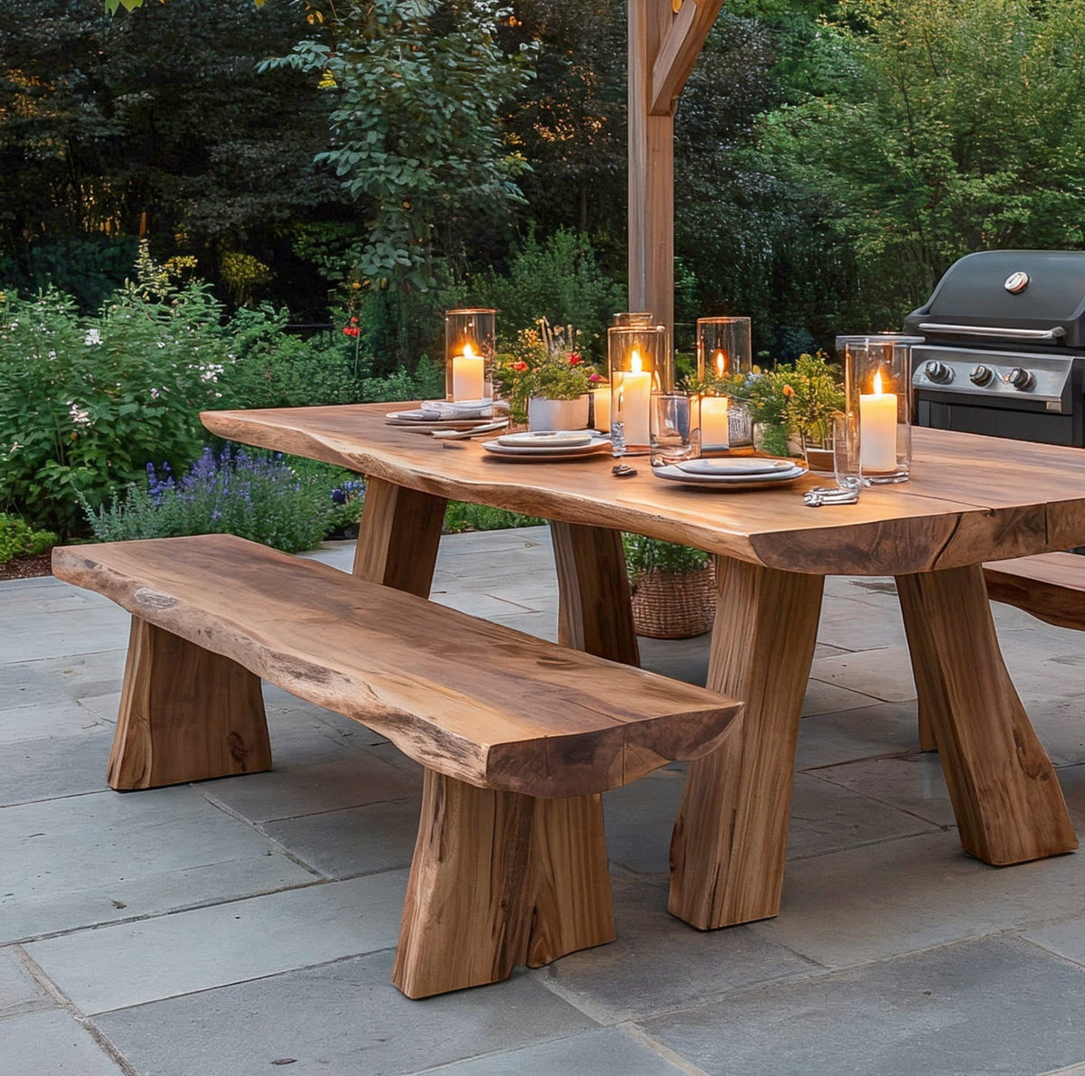 Organisch-moderner Outdoor-Esstisch, präsentiert auf einer minimalistischen Terrasse für Essen im Freien