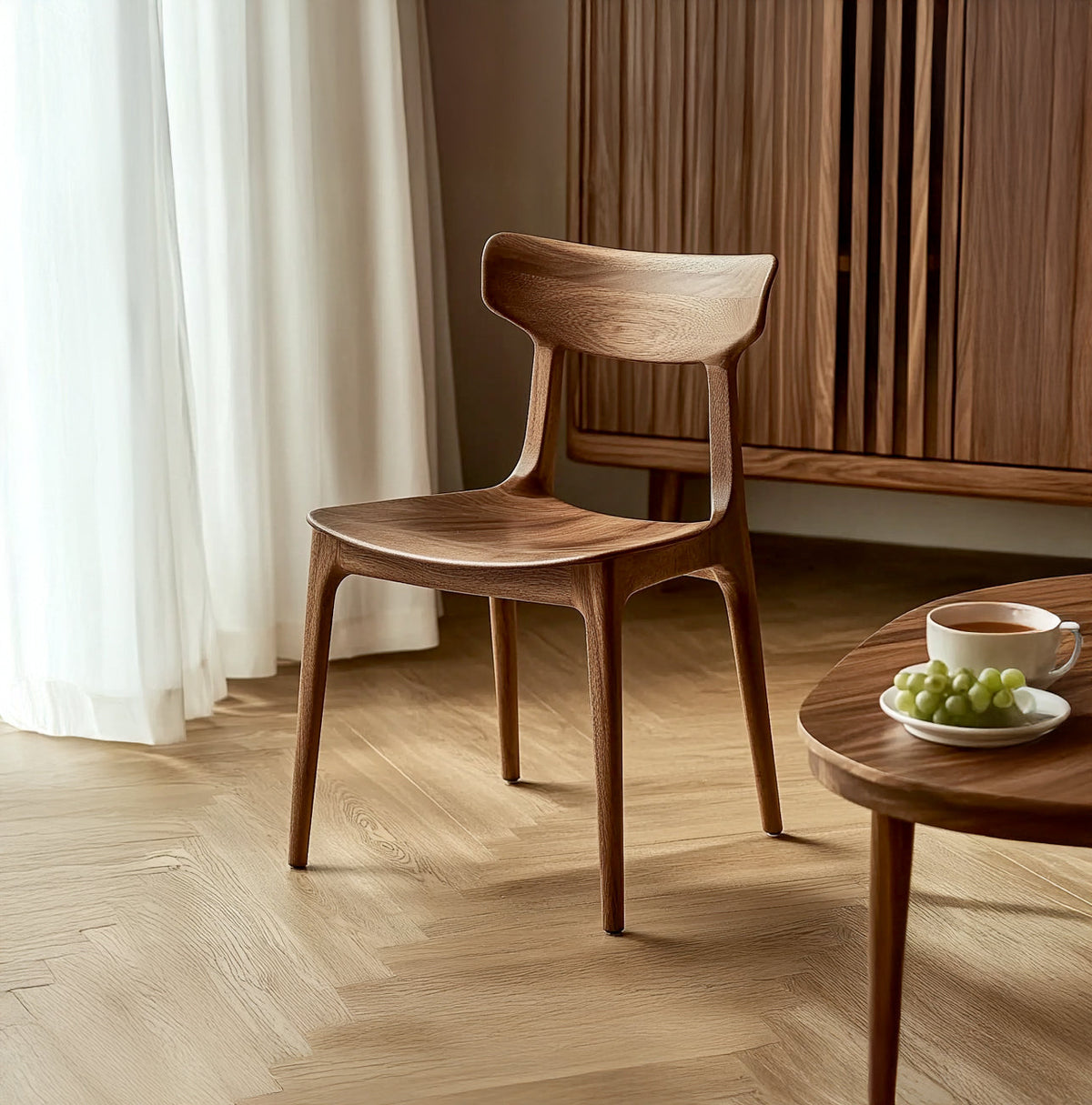 Organisch-moderner Holz-Esszimmerstuhl im skulpturalen Design