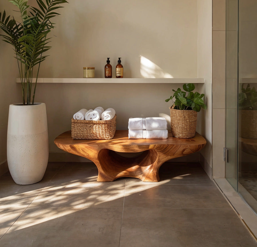 Moderne Badewannenbank aus Naturholz, die einen minimalistischen Wellnessbereich aufwertet