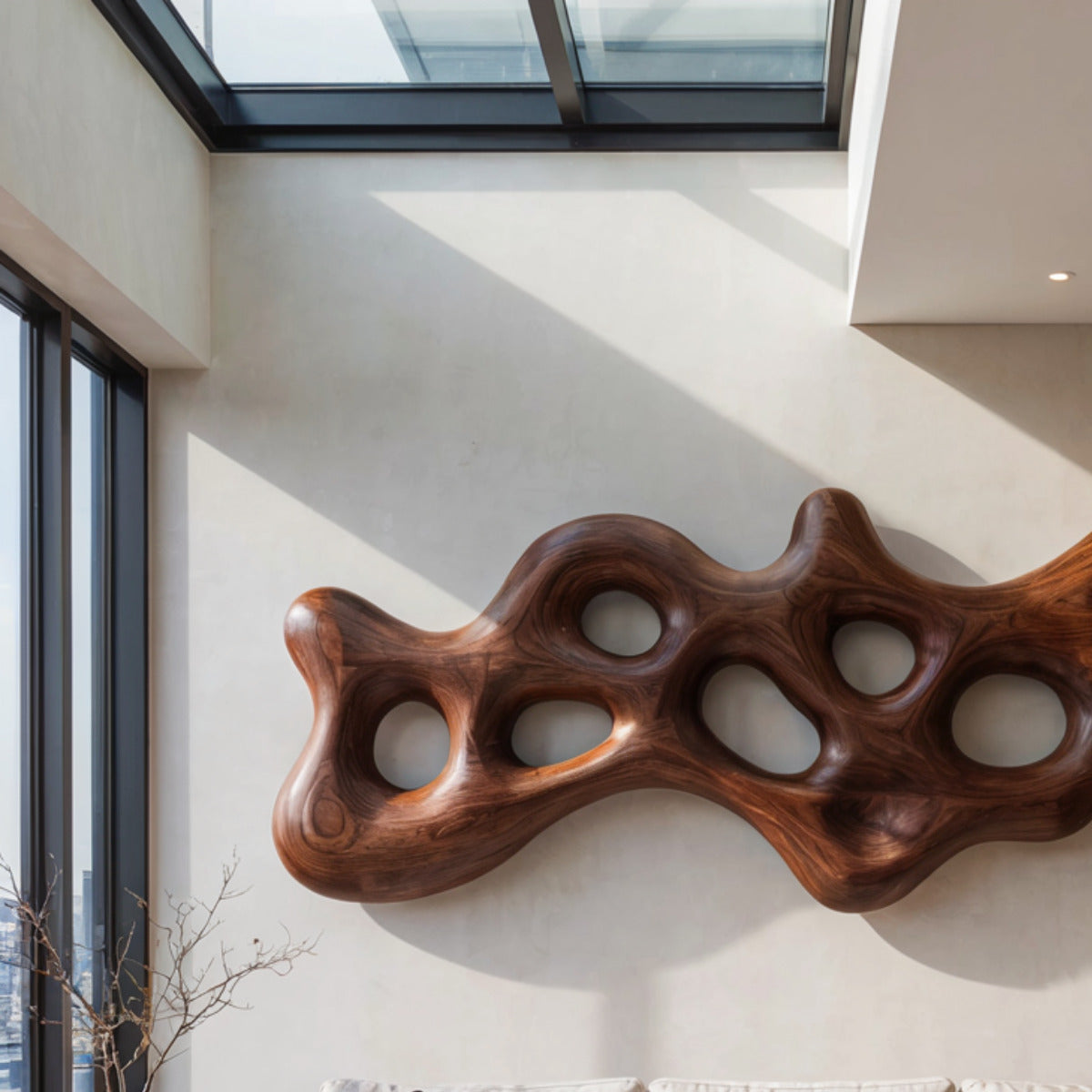 Handgefertigte Wandskulptur aus Massivholz mit geschnitztem Design