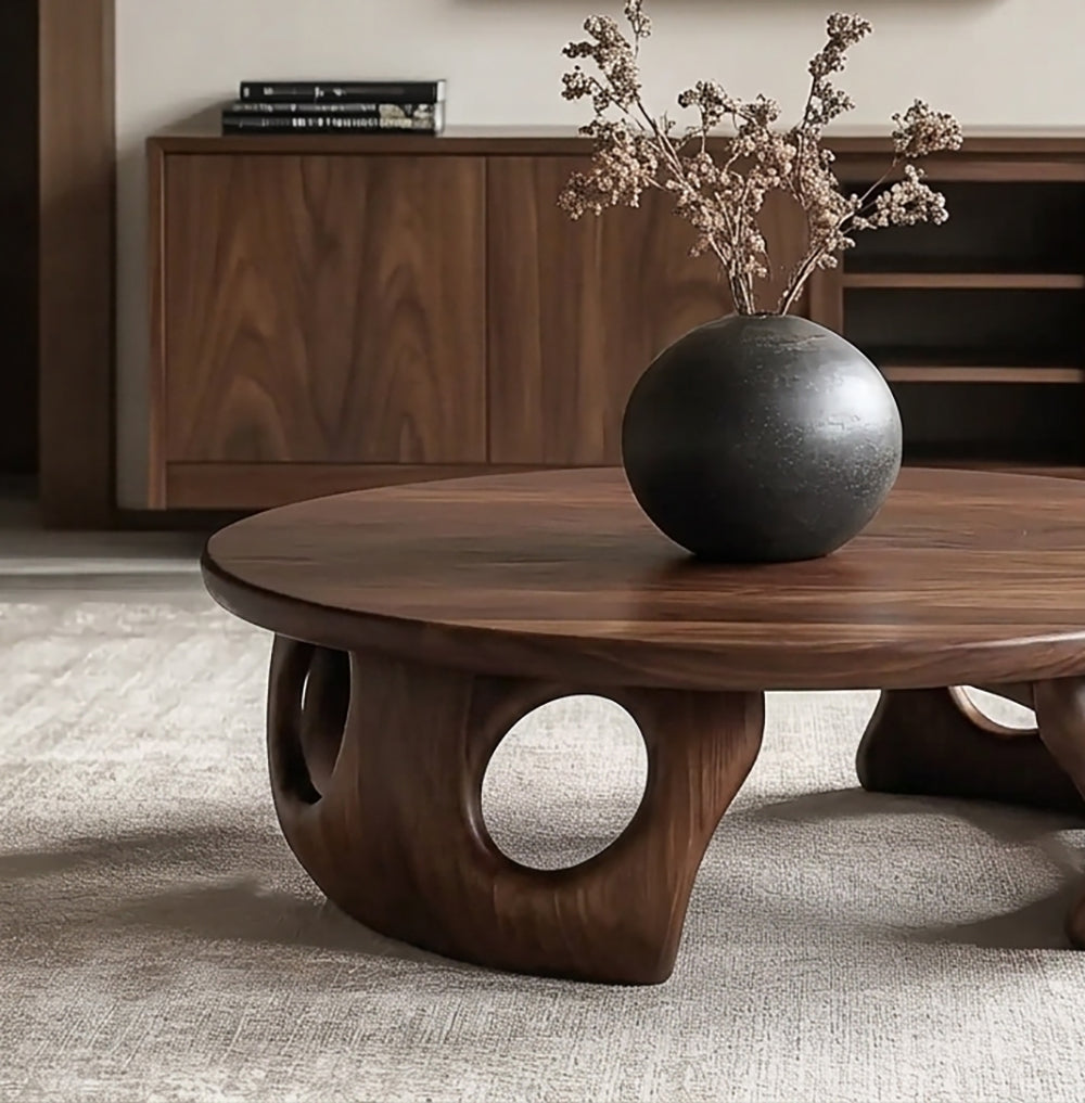 Organisch-moderner Couchtisch im handgefertigten runden Design mit natürlicher Holzmaserung