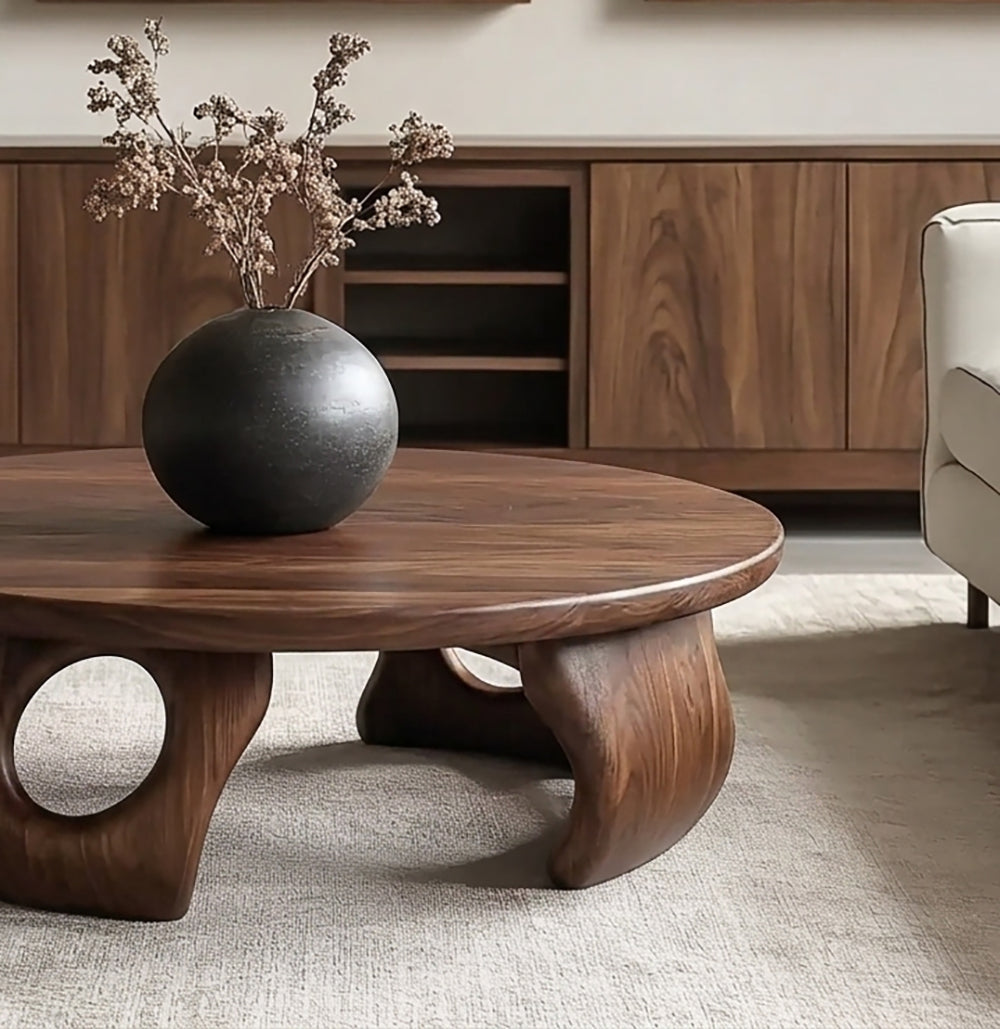 Organisch-moderner Couchtisch im handgefertigten runden Design mit natürlicher Holzmaserung