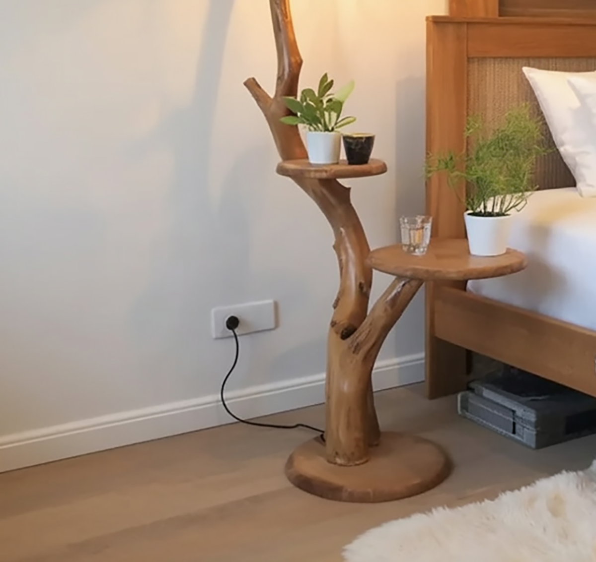 Organische Baumkanten-Stehlampe aus Holz im natürlichen Baumdesign