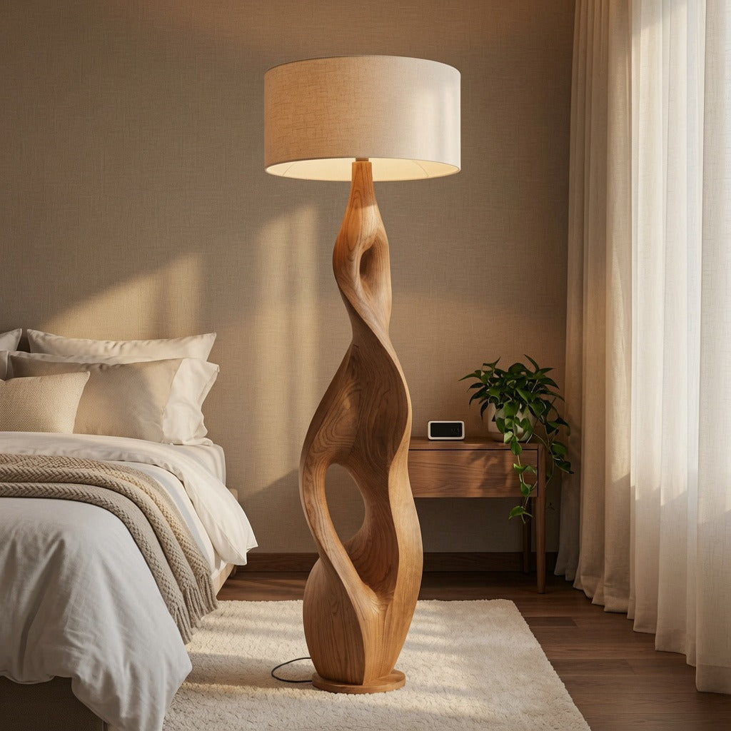 Skulpturale gedrehte Stehlampe aus Massivholz