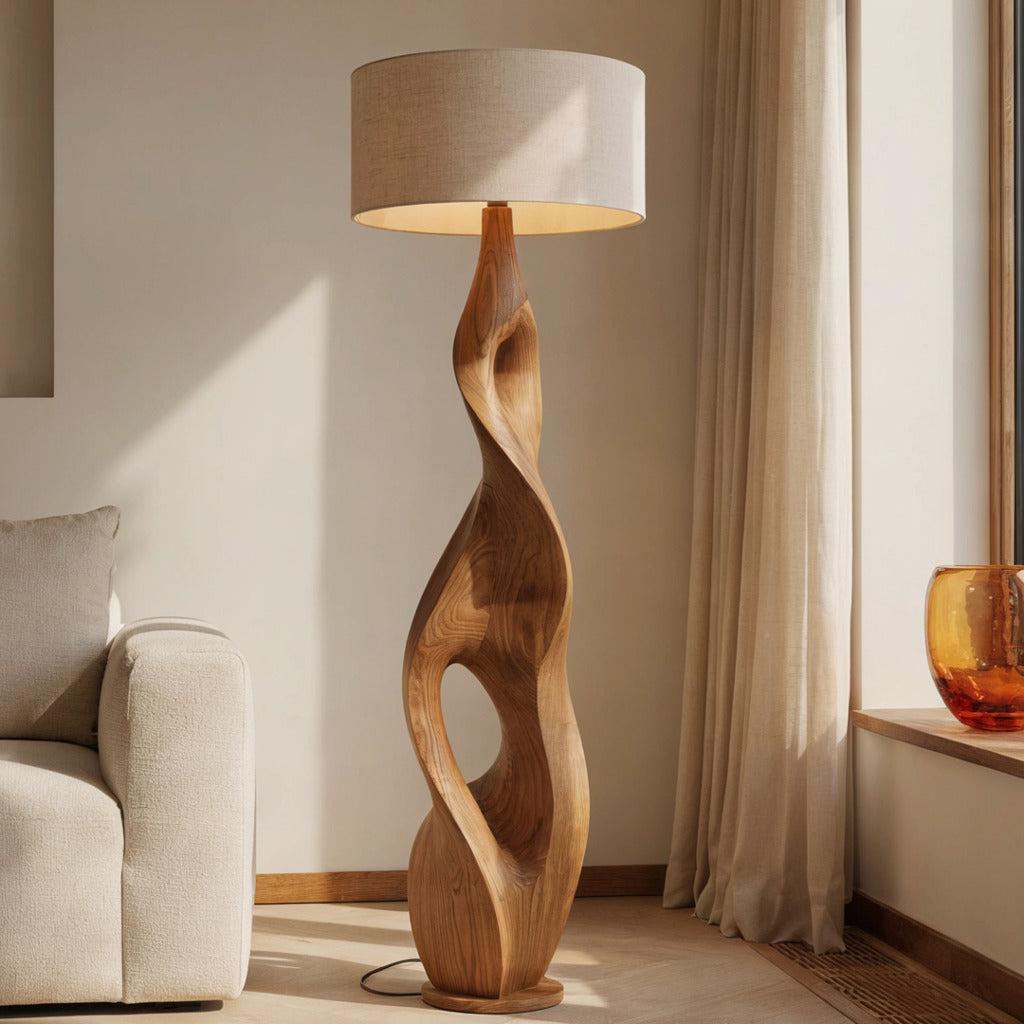 Skulpturale gedrehte Stehlampe aus Massivholz in einem modernen Wohnzimmer