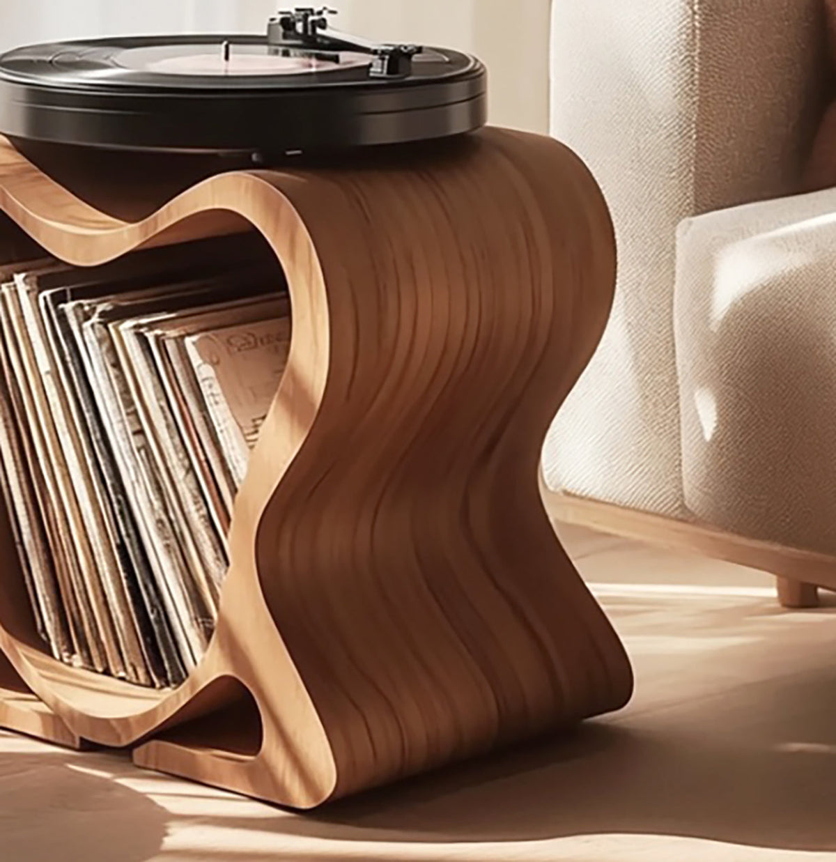 Einzigartiger Plattenschrank aus Massivholz mit welligem herzförmigem Design