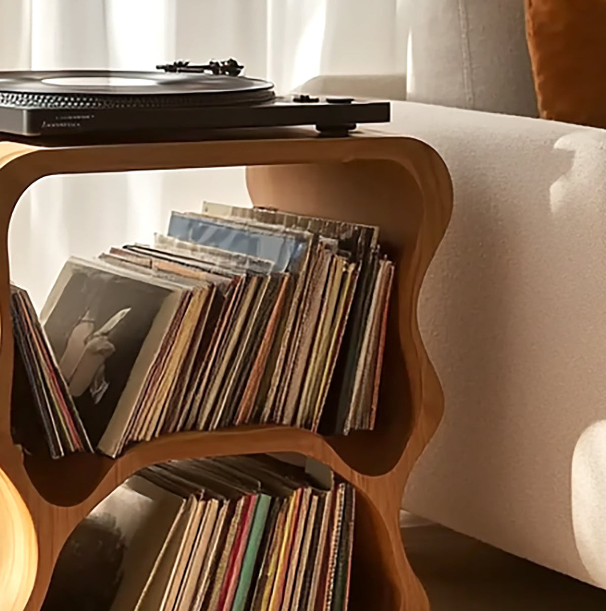 Einzigartiger Plattenschrank aus Massivholz mit geschwungenen welligen Kanten und zwei Ebenen für Vinyl-Aufbewahrung