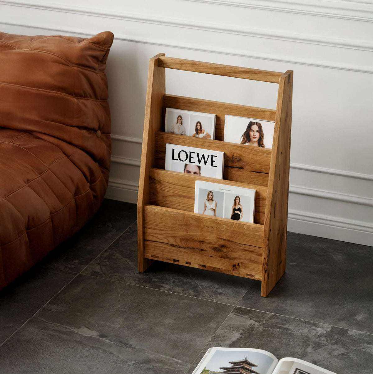 Zeitgenössischer Zeitschriften-Präsentationsständer aus Massivholz in einem Homeoffice