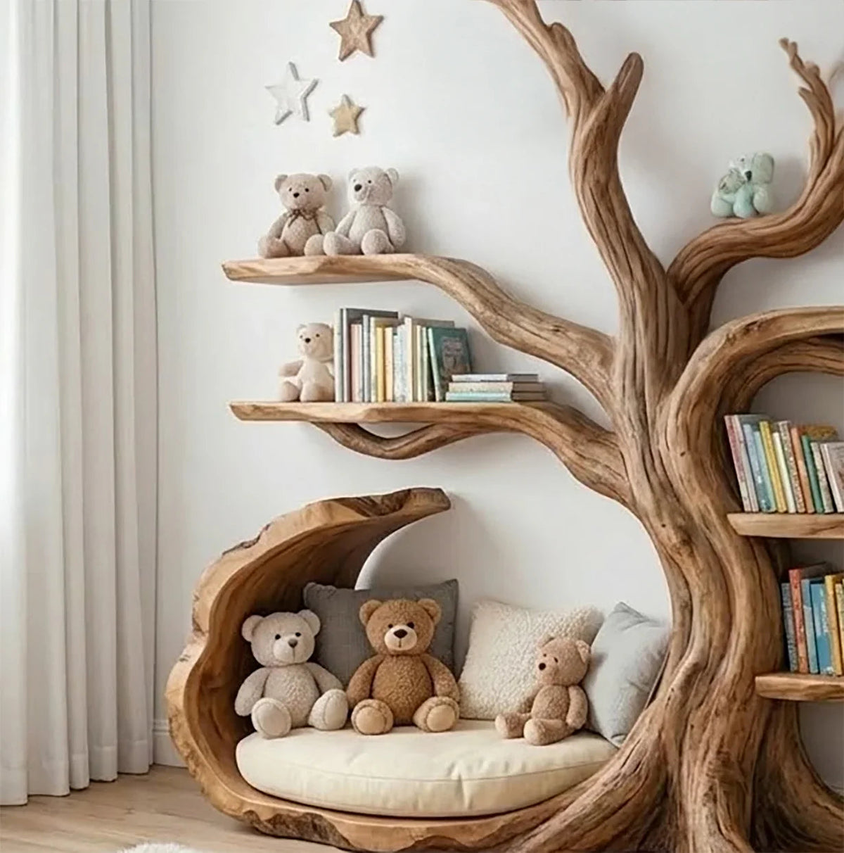 Handgefertigtes Kinder-Bücherregal aus Massivholz in einem gemütlichen Babyzimmer mit Büchern, Spielzeug und weichem Dekor
