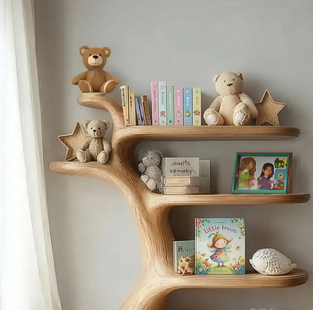 Handgemachtes Babyzimmerregal aus Massivholz im Kinderzimmer mit Büchern, Spielzeug und natürlichen Dekoelementen