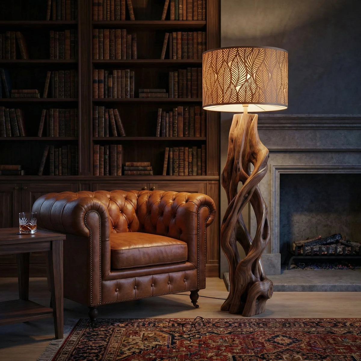 Gedrehte Stehlampe aus Massivholz mit Schirm mit Blattmuster neben einem Ledersessel in einer gemütlichen Bibliothek