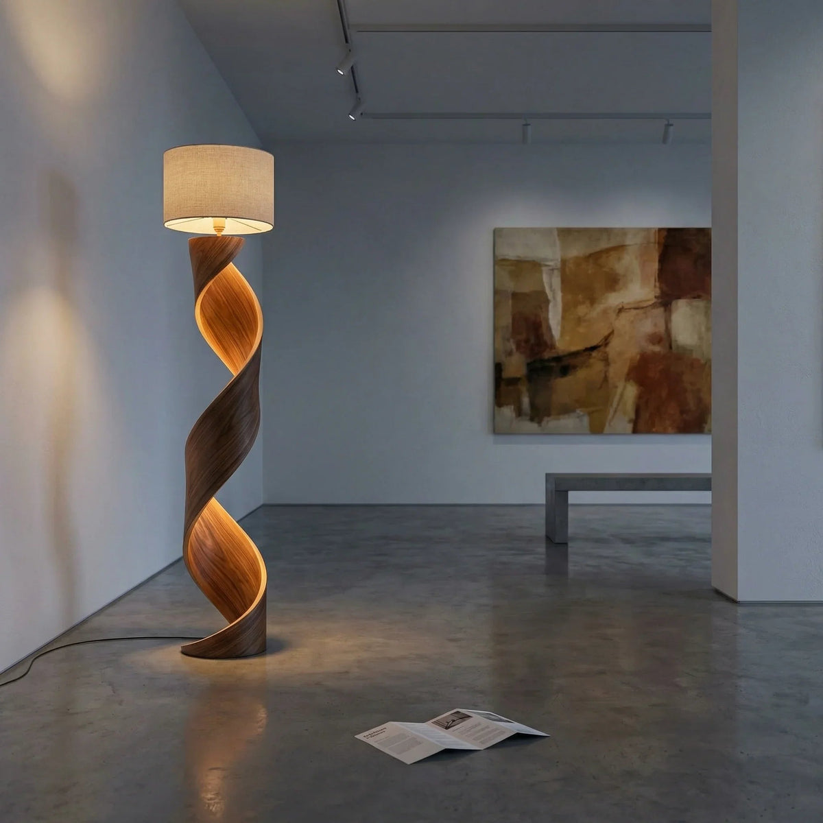 Stehlampe aus Holz mit gedrehtem Band und Stoffschirm in einem modernen minimalistischen Raum
