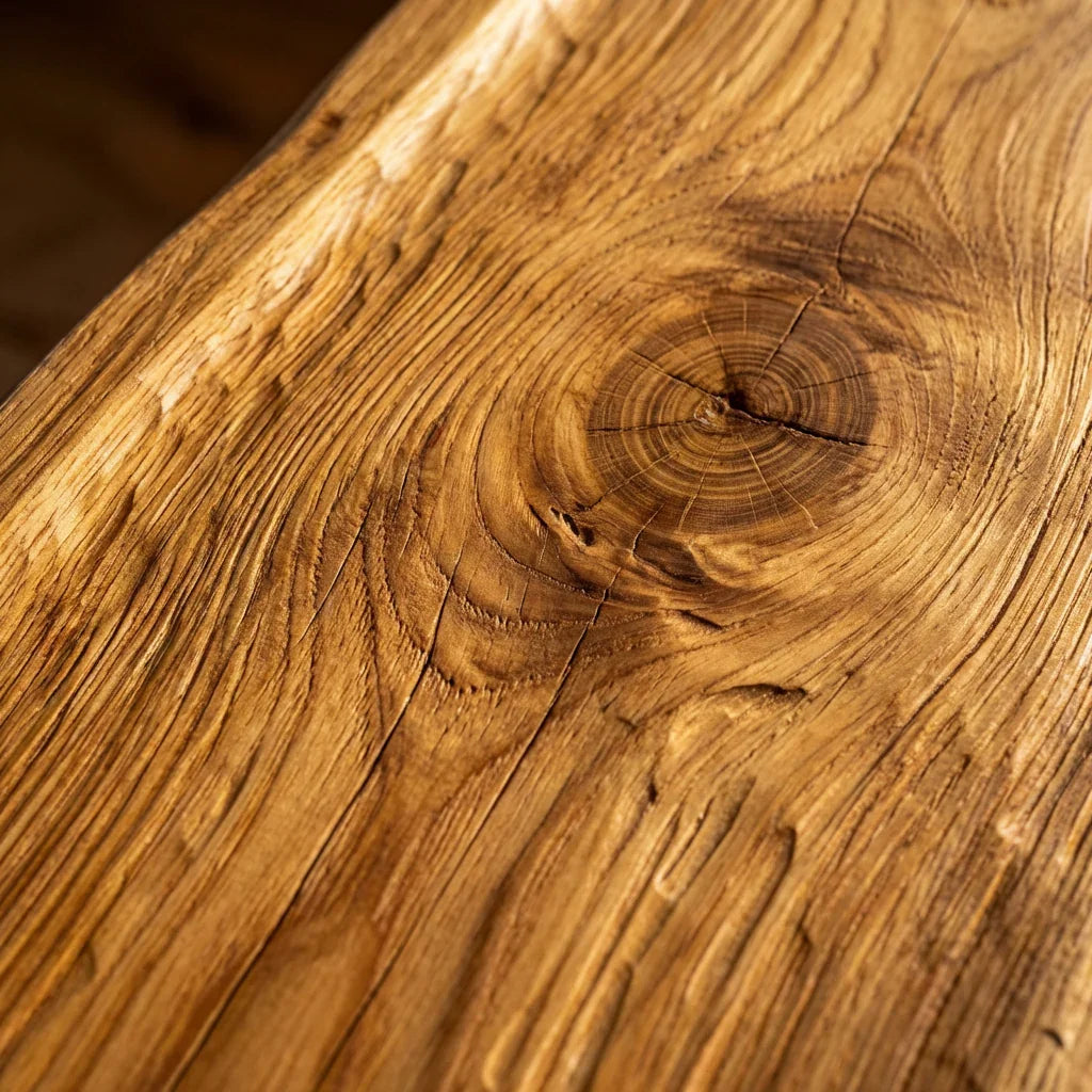Materialdetail eines schwebenden Pilzregals mit hochwertiger natürlicher Holzmaserung und Astloch