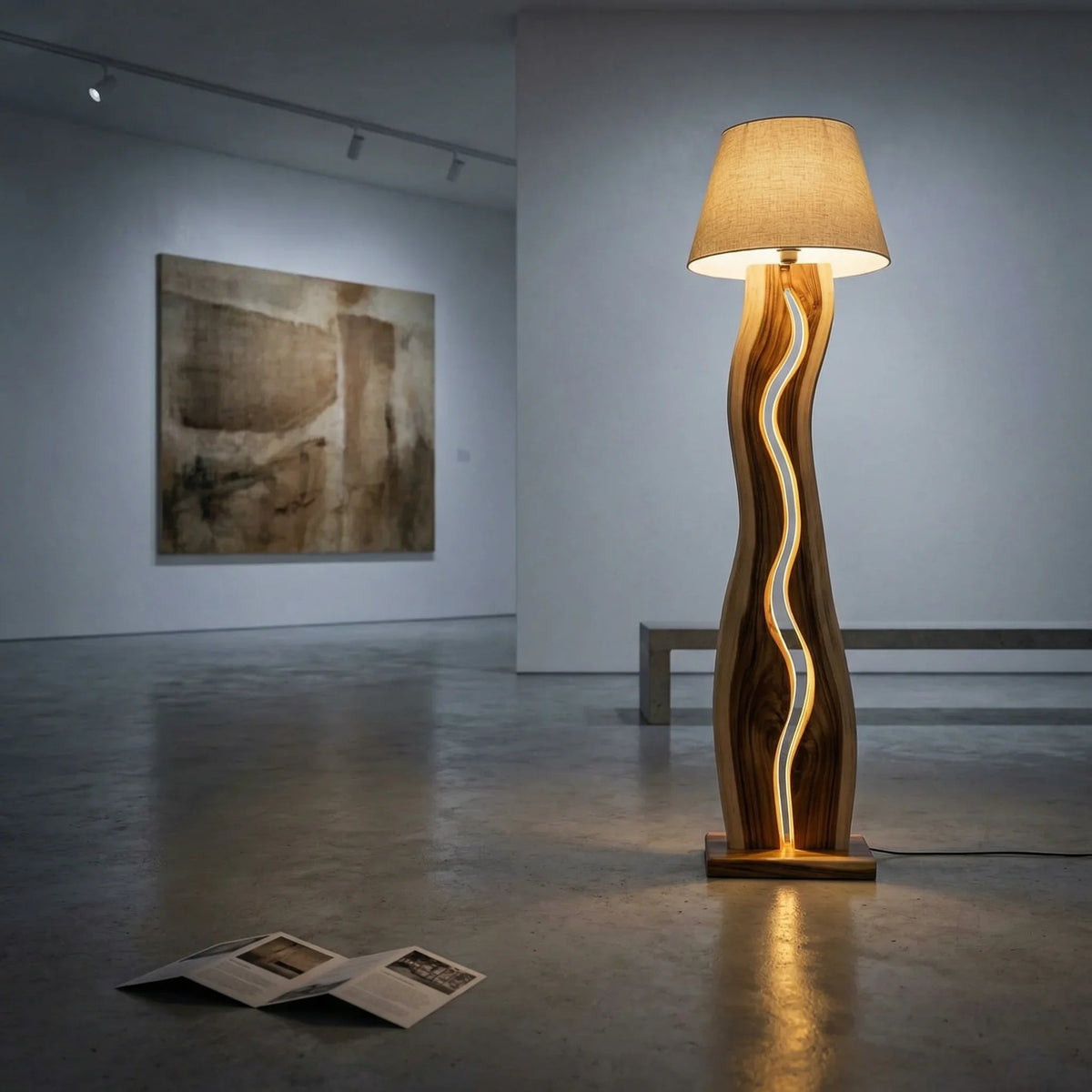 Moderne Holz-Stehlampe mit LED-Streifen, welligem Design und Stoffschirm in einem minimalistischen Raum