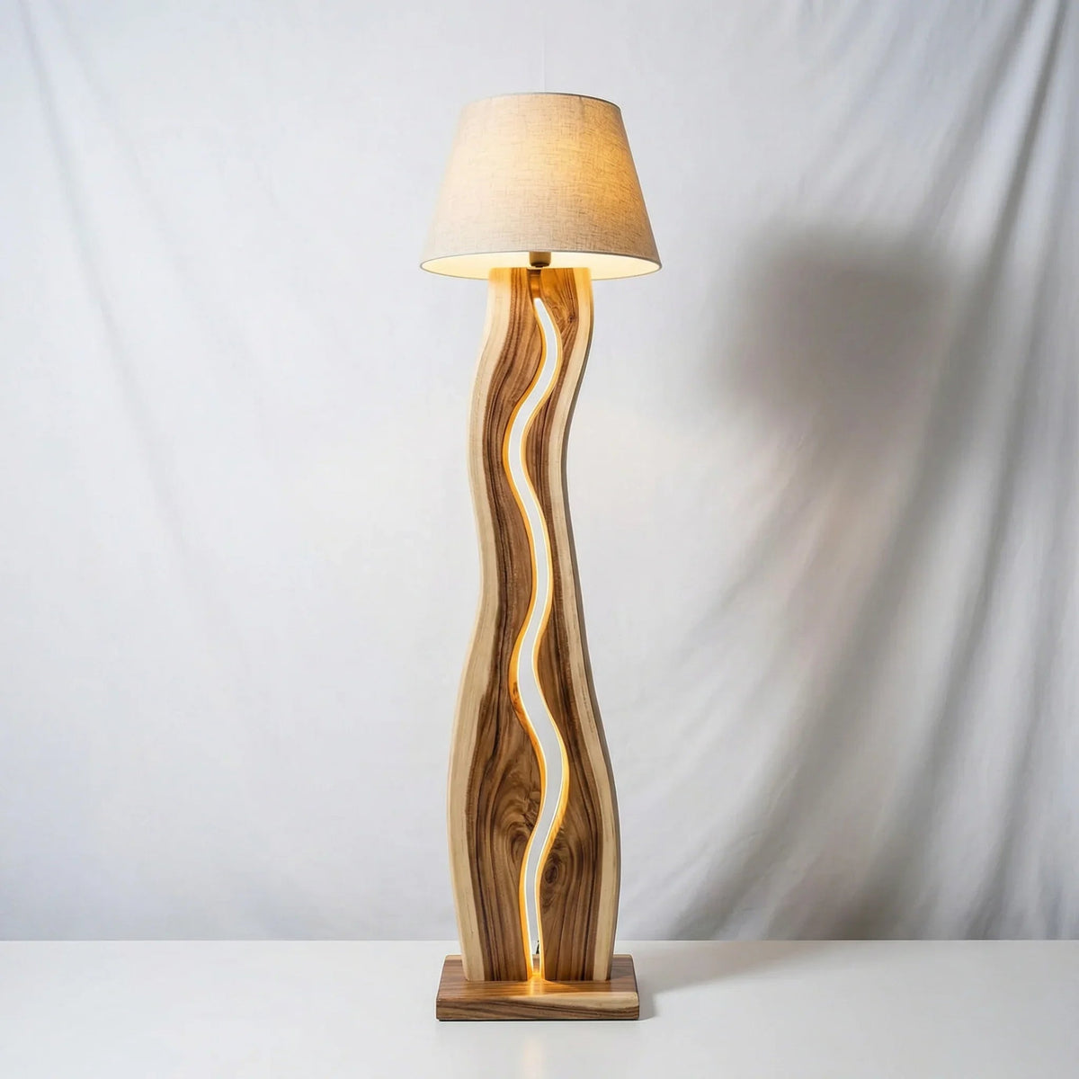 Moderne wellige Holz-Stehlampe mit LED-Streifen und beigem Lampenschirm vor weißem Hintergrund