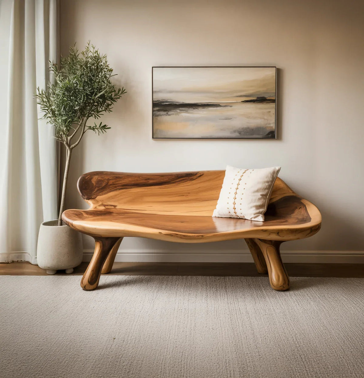 Kräftige Holzbank als Sitzmöbel für zu Hause im minimalistischen Design