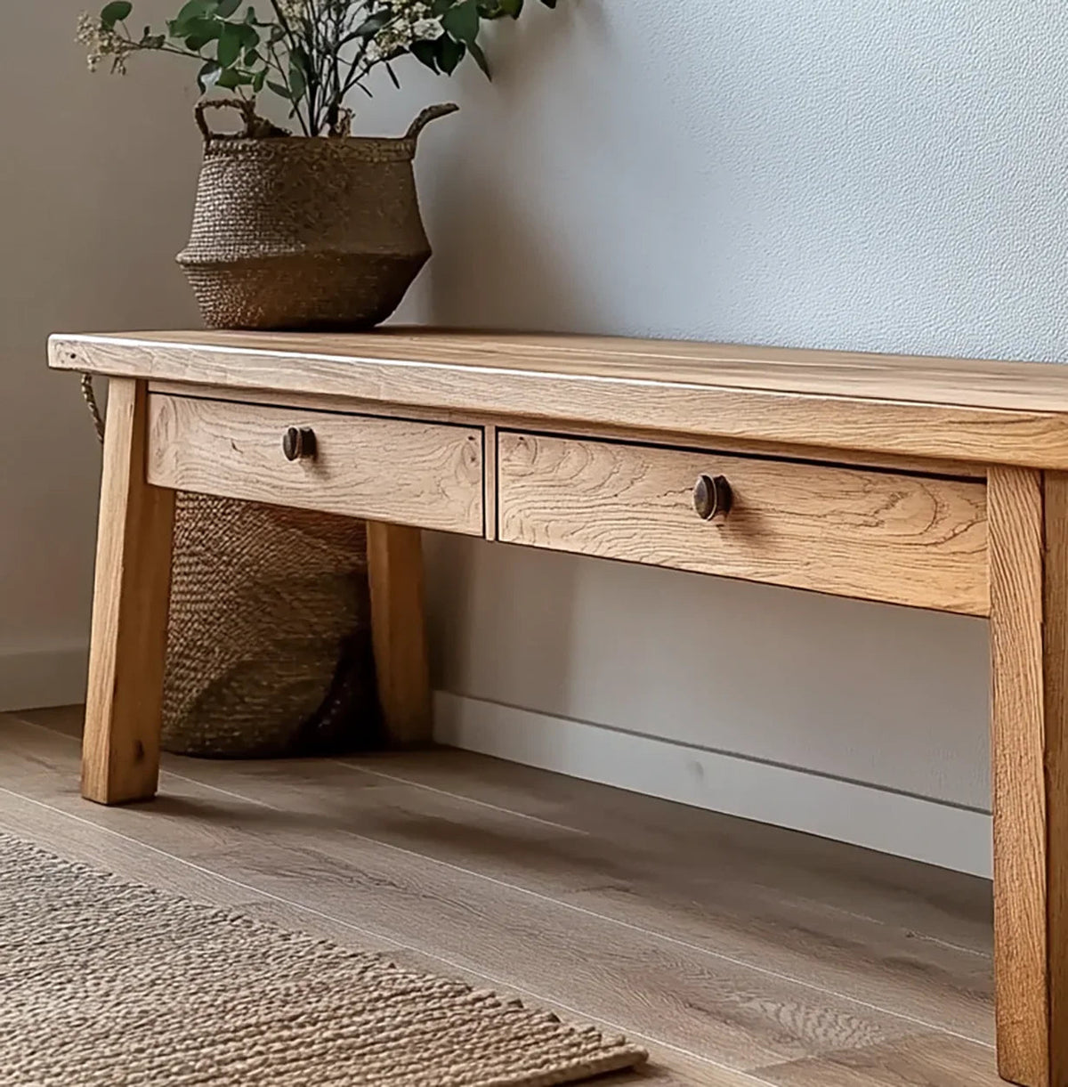 Holzbank im Mid-Century-Modern-Design als Wohndekor