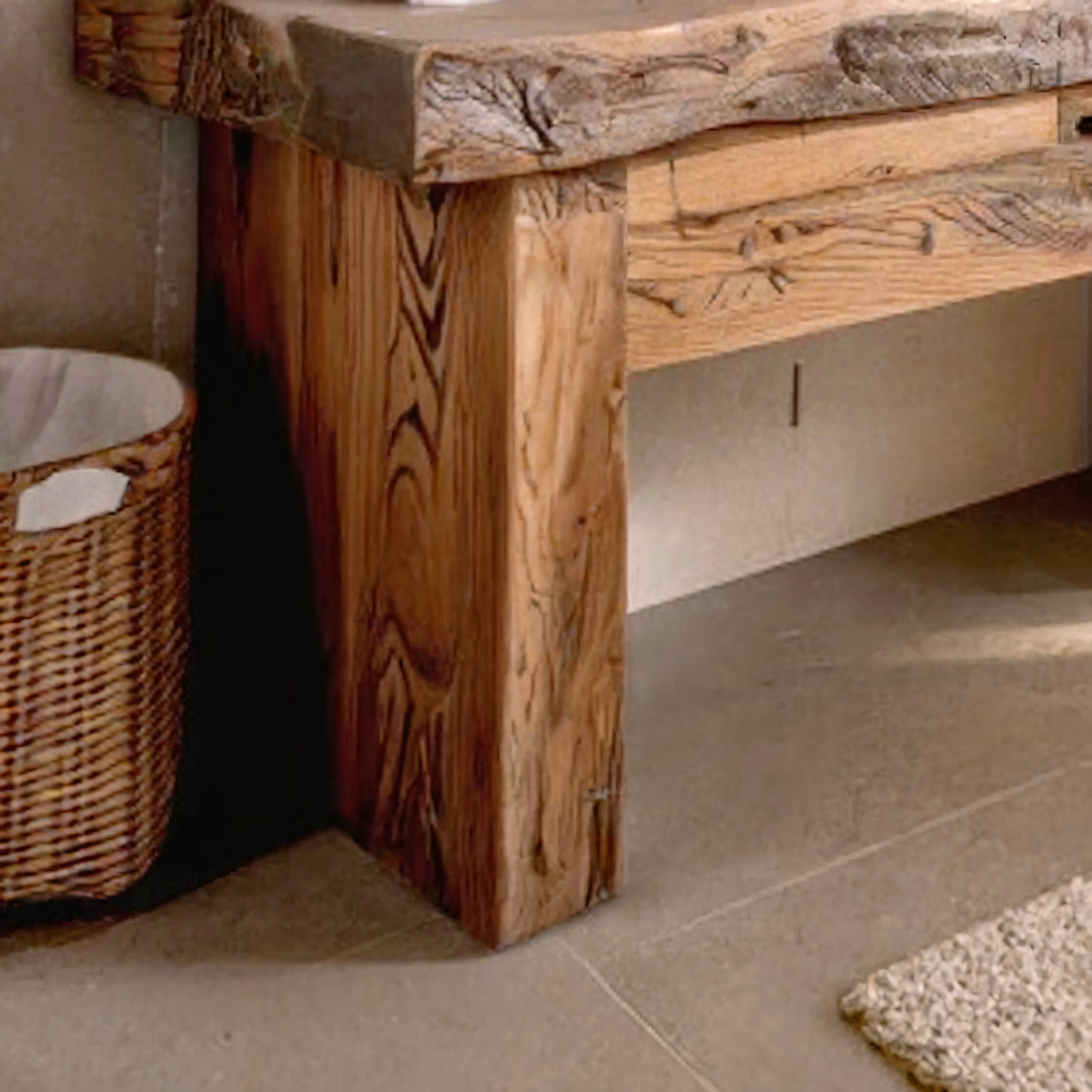 Handgefertigter Waschtisch aus recycelter Eiche – rustikaler Farmhouse-Stil