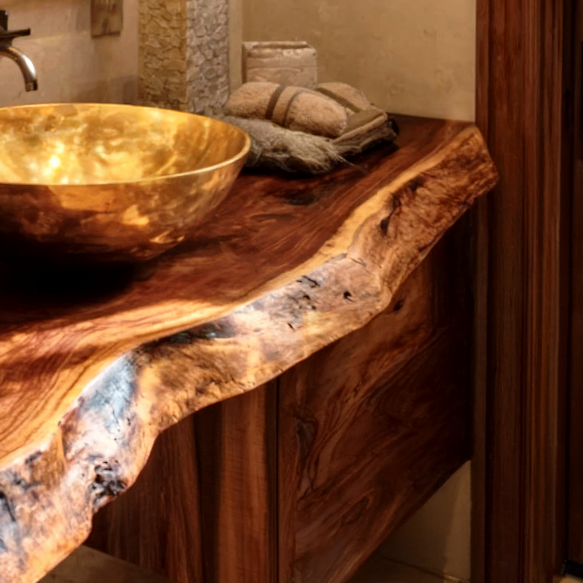 Handgefertigtes schwebendes Badezimmerregal aus Live-Edge-Holz