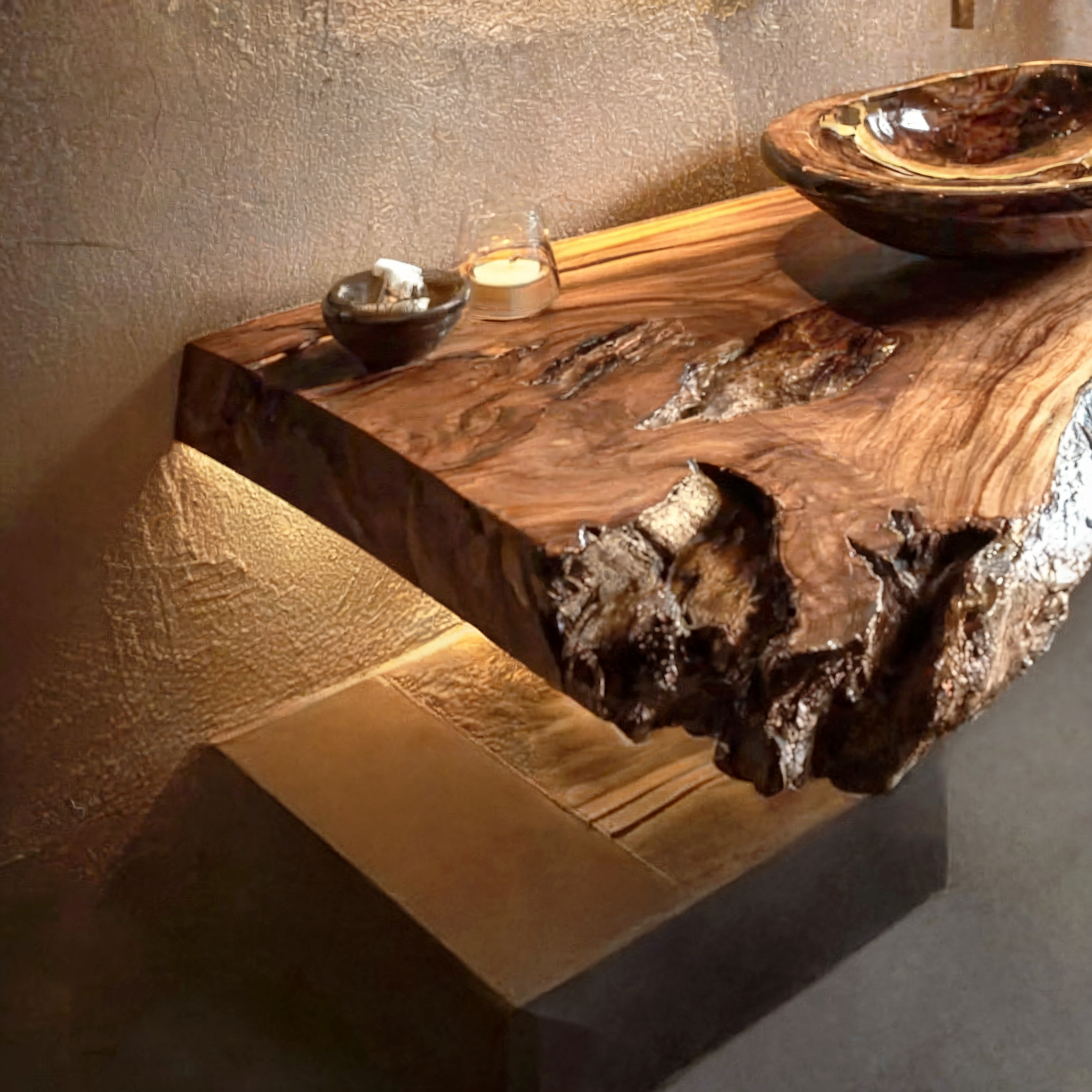 Rustikaler handgefertigter Waschtisch aus Massivholz mit Live-Edge-Design