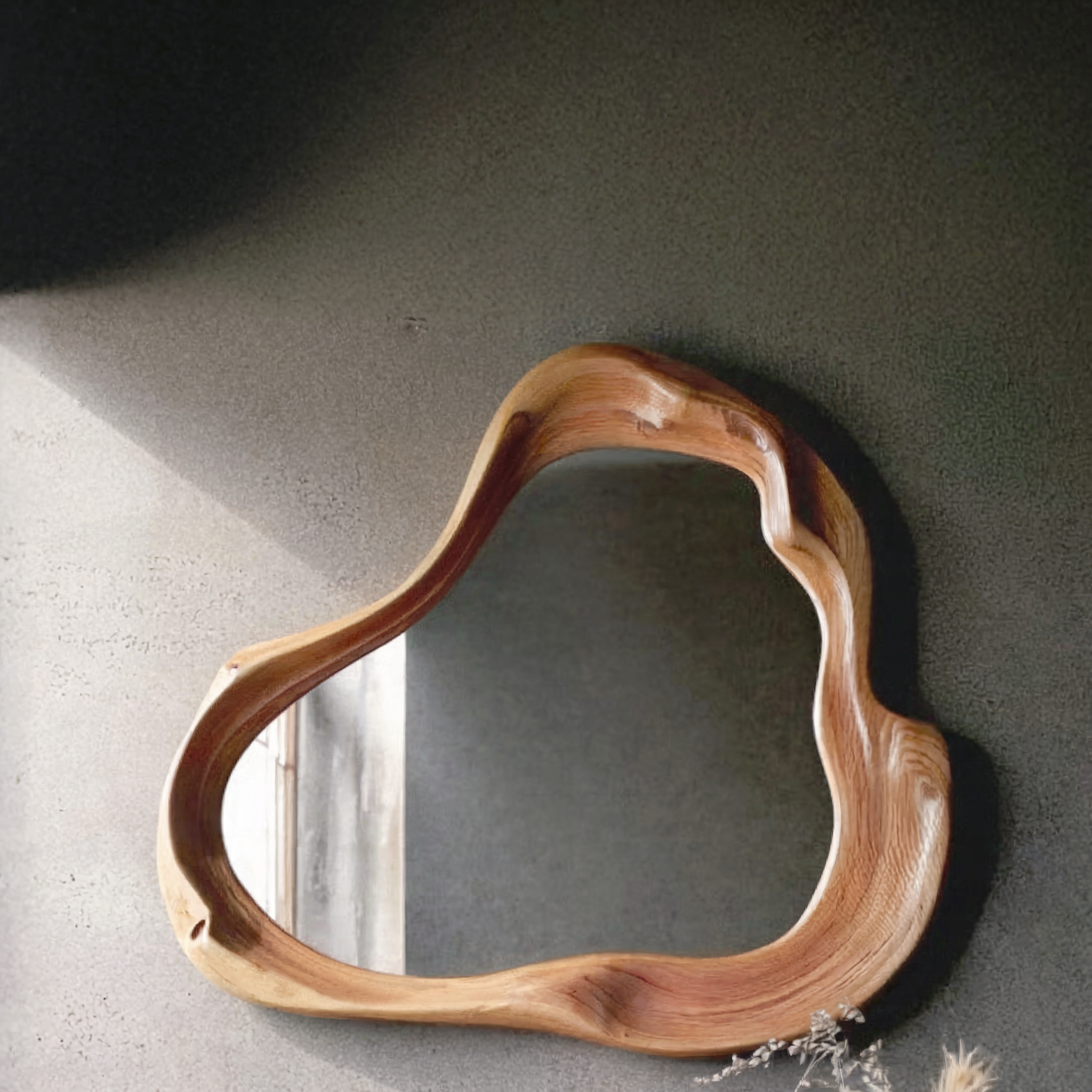 Asymmetrischer Holz-Spiegelrahmen – rustikal, unregelmäßig, Bauernhaus & Mid-Century Modern