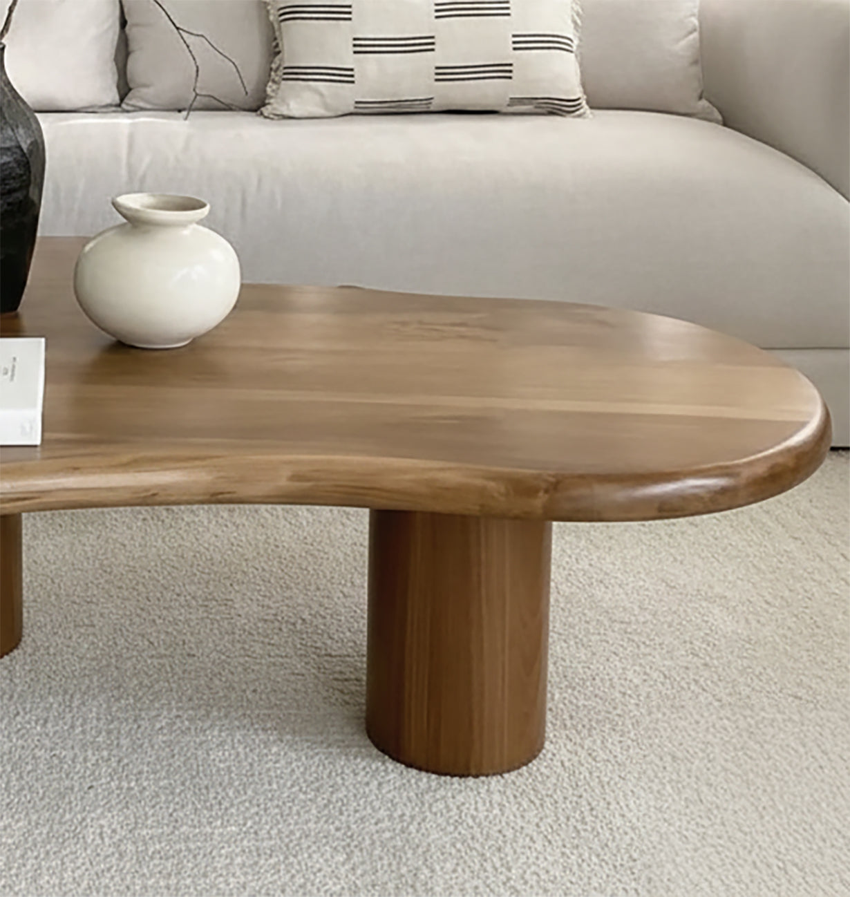 Couchtisch aus Massivholz mit Baumkante – Handgefertigt