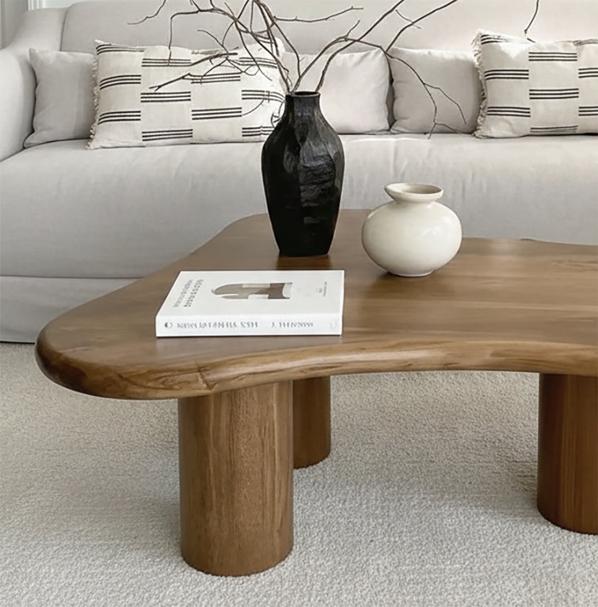 Couchtisch aus Massivholz mit Baumkante – Handgefertigt