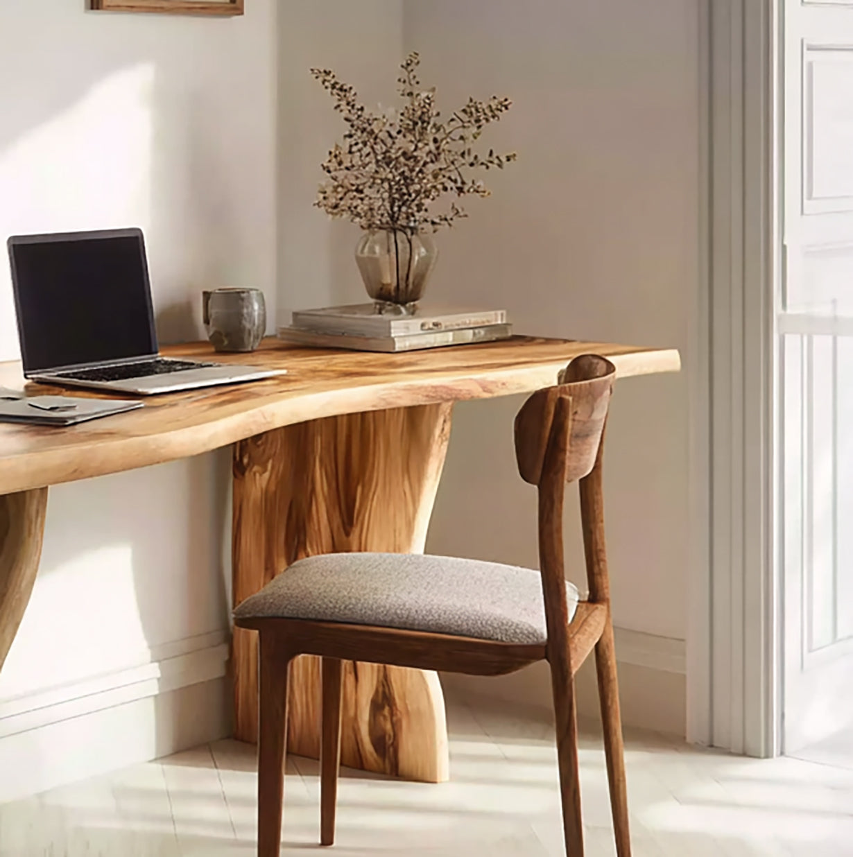 Live-Edge Schreibtisch aus Massivholz – Handgefertigter Naturholz-Tisch