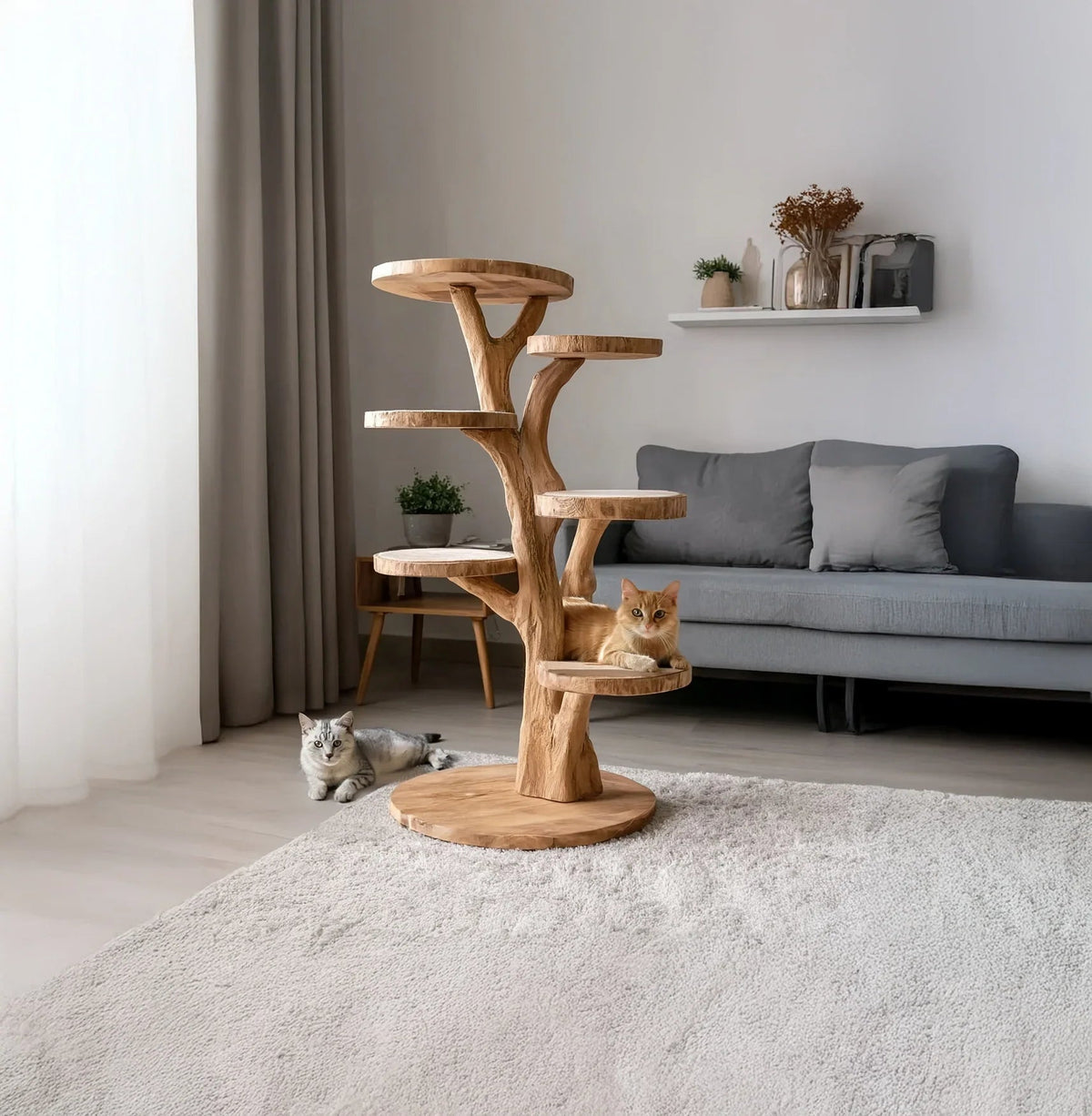 Moderner Katzen-Kletterturm aus Massivholz in einem zeitgenössischen Wohnzimmer