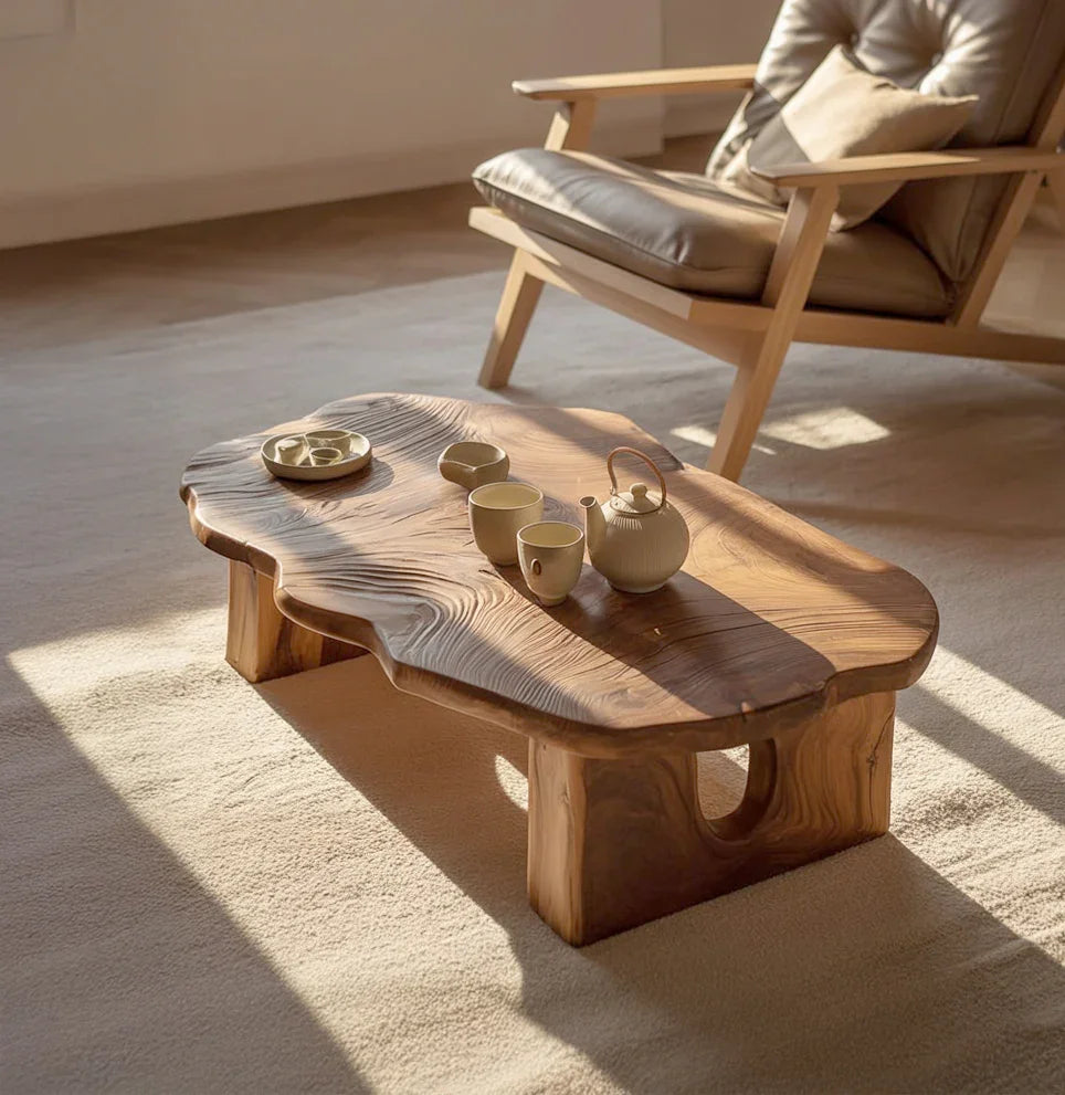 Organischer Baumkanten-Couchtisch im Wohnzimmer mit natürlicher Holzmaserung und modernem Dekor