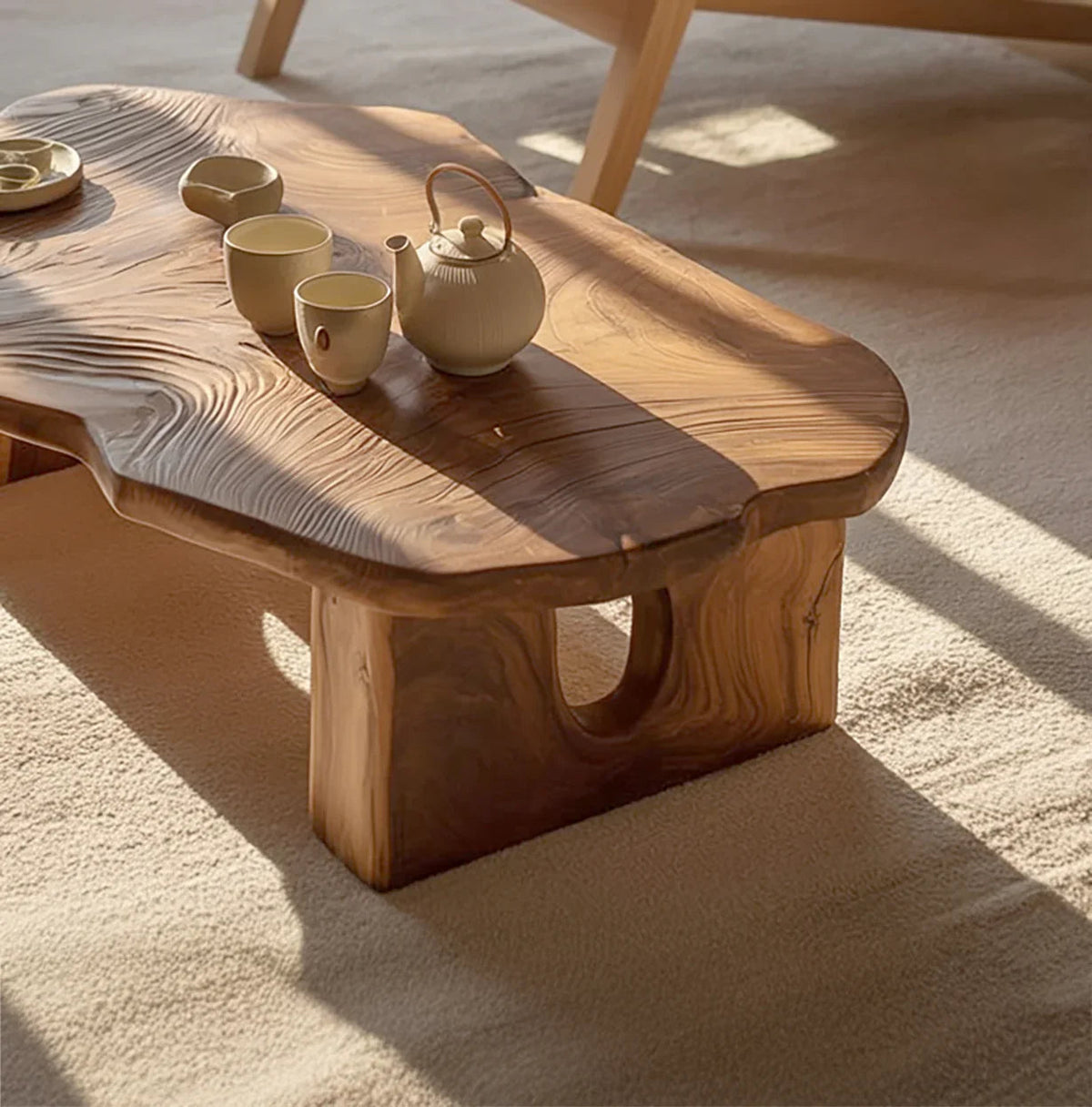 Organischer Baumkanten-Couchtisch im Wohnzimmer mit natürlicher Holzmaserung und modernem Dekor