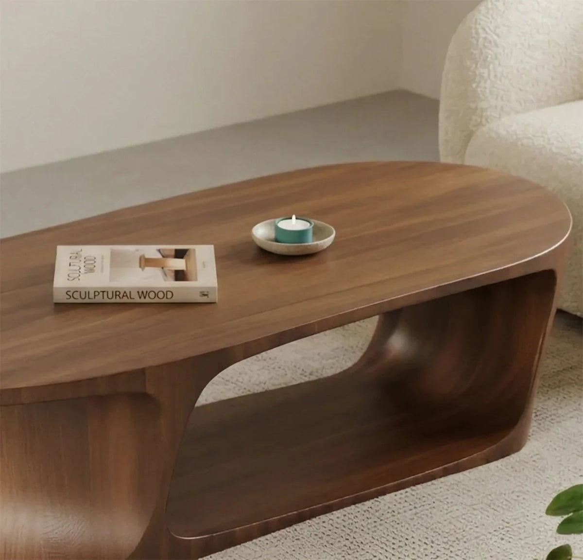 Geschwungener Holz-Couchtisch als minimalistisches und Japandi-Wohnzimmerdekor