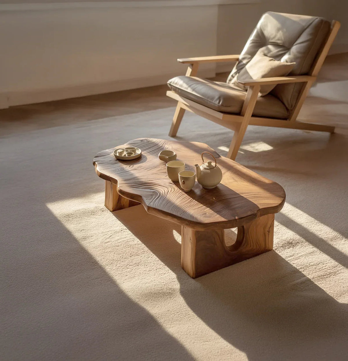 Organischer Baumkanten-Couchtisch im Wohnzimmer mit natürlicher Holzmaserung und modernem Dekor