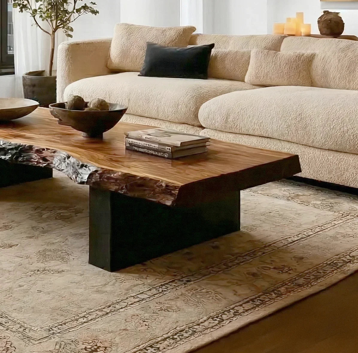 Rustikaler Baumkanten-Couchtisch fürs Wohnzimmer mit natürlicher Holzmaserung