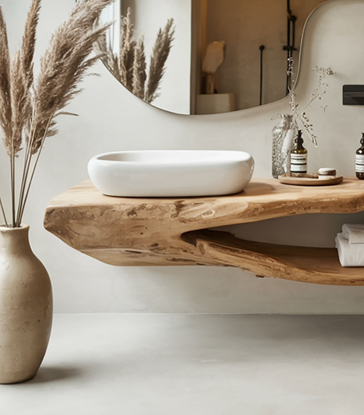 Rustikaler schwebender Badezimmerschrank – Massivholz mit Naturkante, handgefertigt