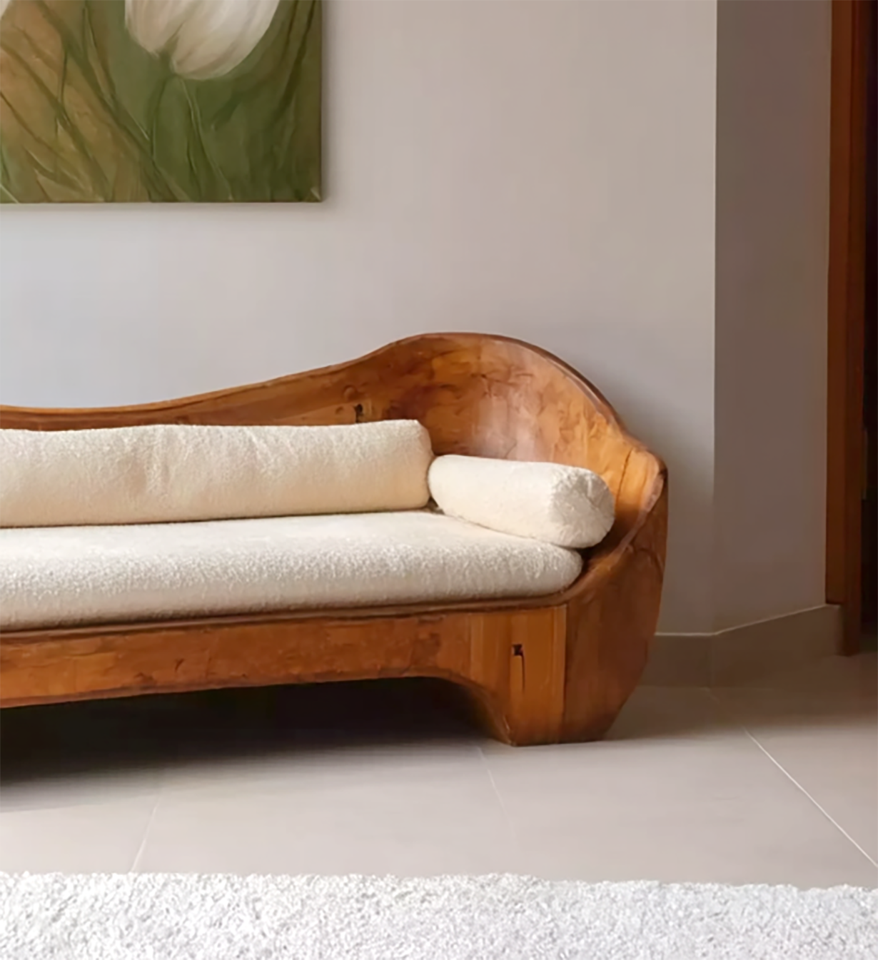 Künstlerisches Holzsofa – skulpturales, modernes Sitzmöbel für das Wohnzimmer
