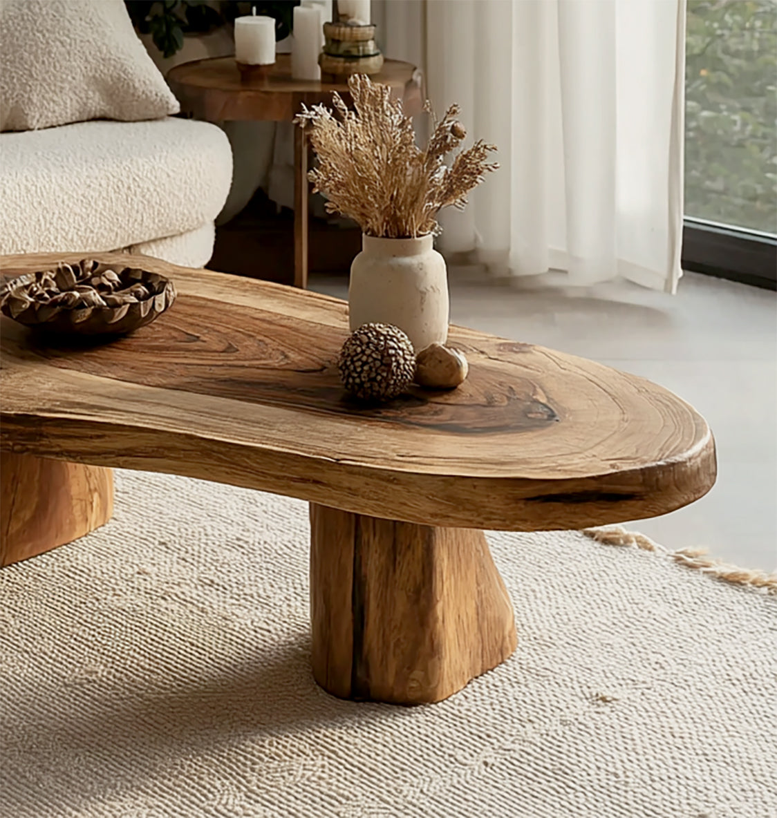 Handgefertigter Massivholz-Couchtisch mit Baumkante – modernes Wohnzimmer-Highlight