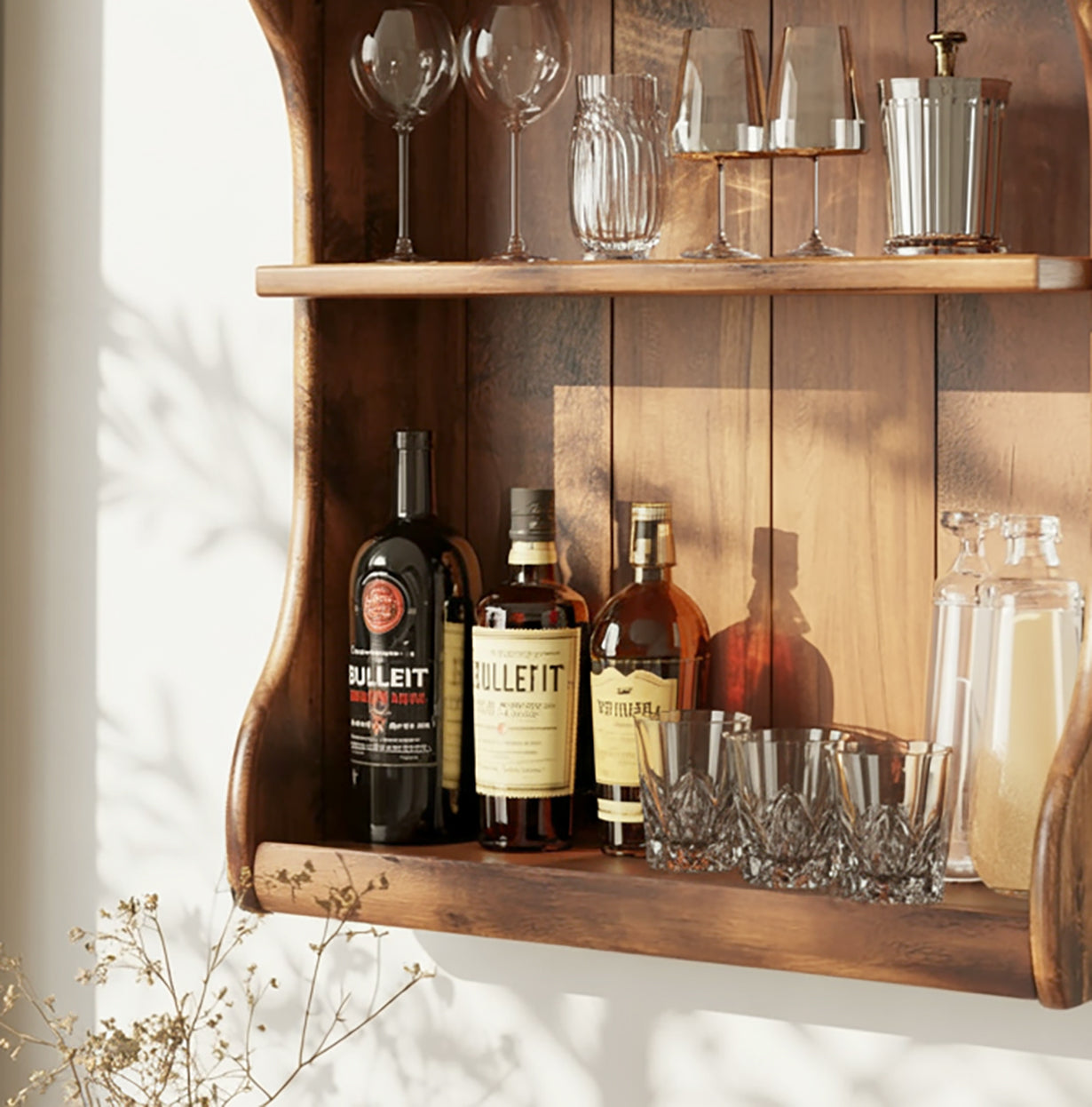 Handgefertigtes Wandregal für Bar – schwebend mit Naturkante