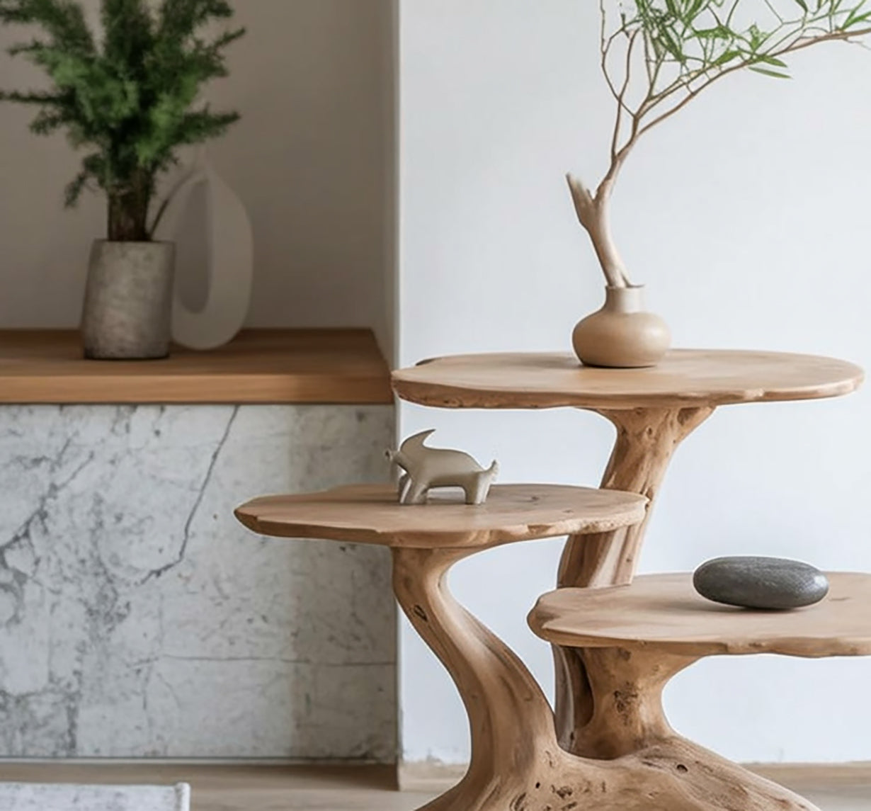 Handgefertigter Beistelltisch aus Holz – Natürliches skulpturales Design