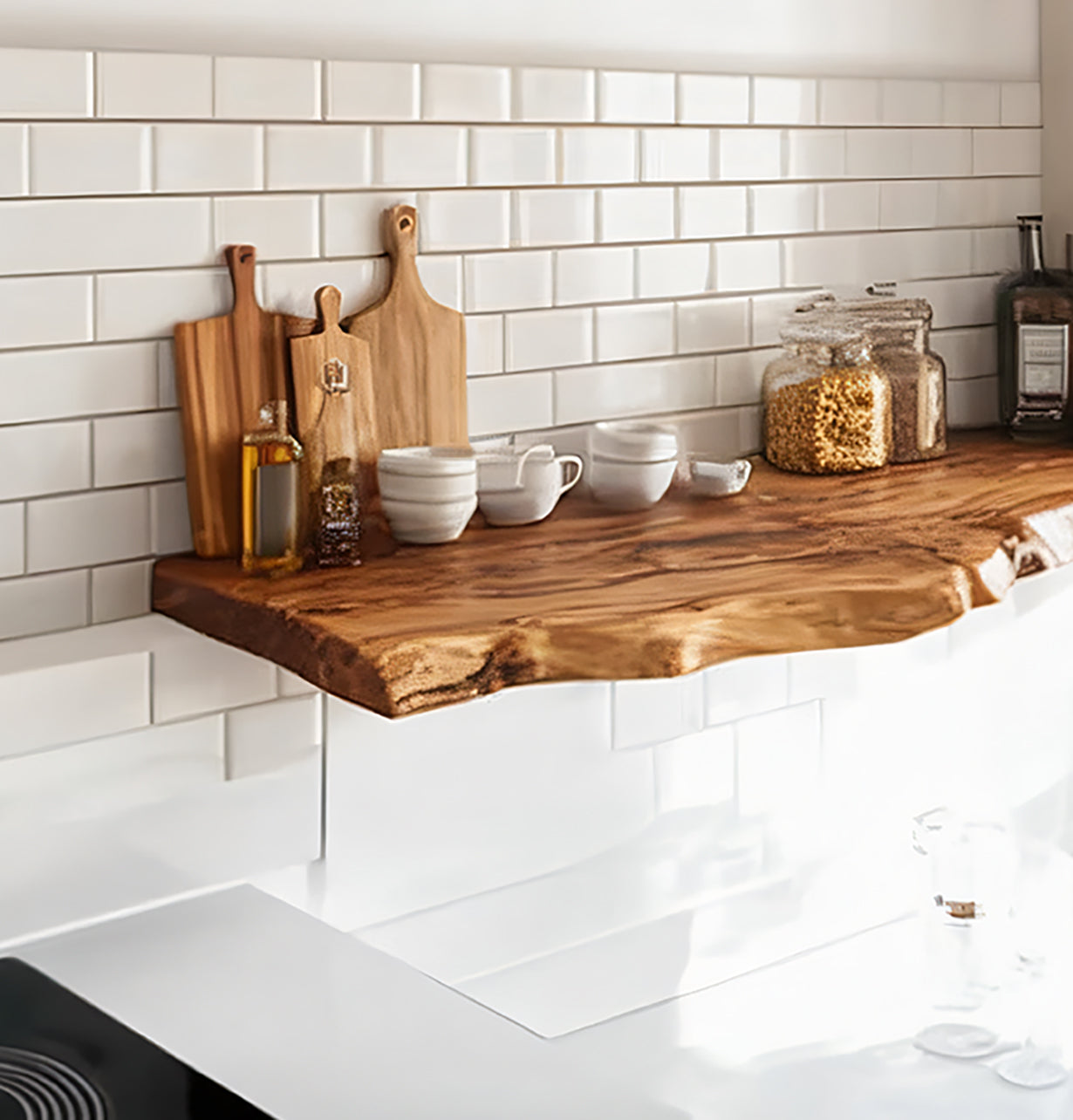 Schwebendes Küchenregal aus Walnuss mit Naturkante – Massivholz