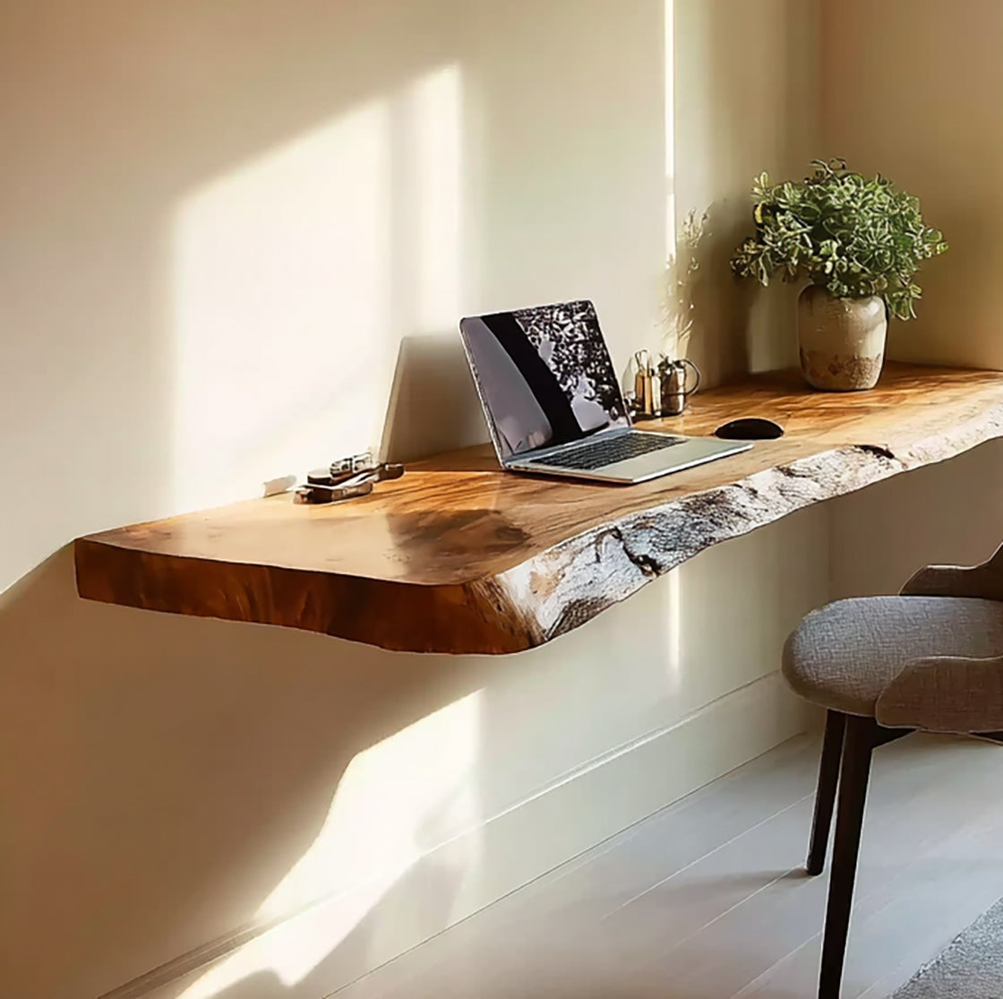 Handgefertigter Floating-Desk aus Massivholz mit Naturkante – Für Homeoffice