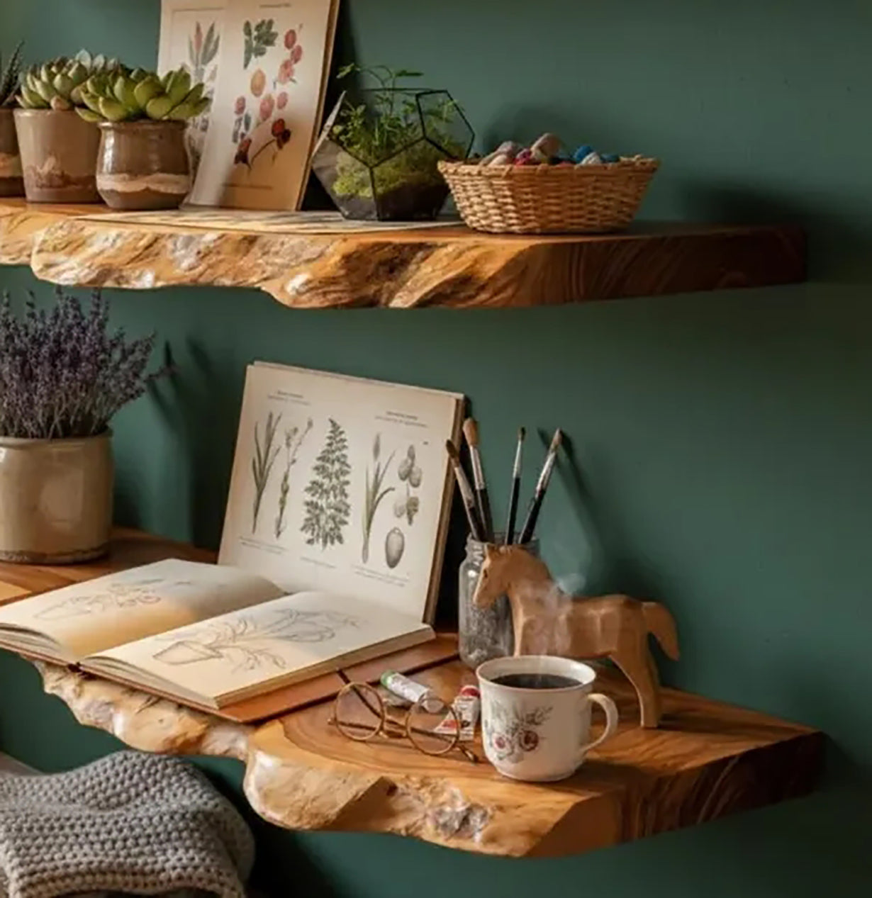Handgefertigte Holz-Wandregale mit natürlicher Baumkante, schwebend