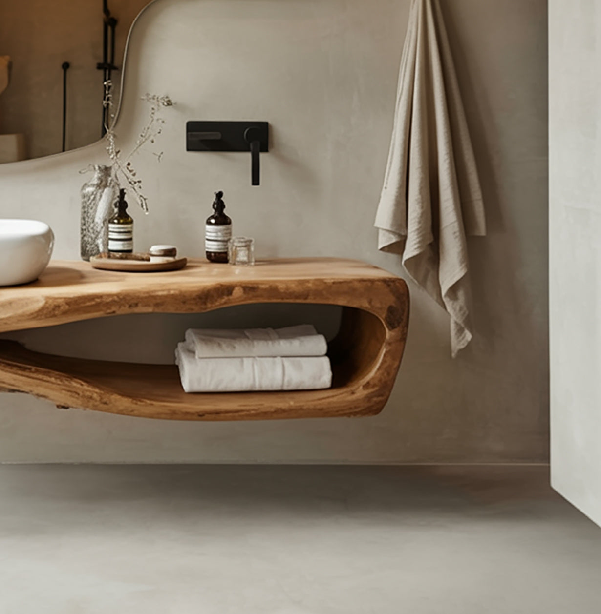 Rustikaler schwebender Badezimmerschrank – Massivholz mit Naturkante, handgefertigt