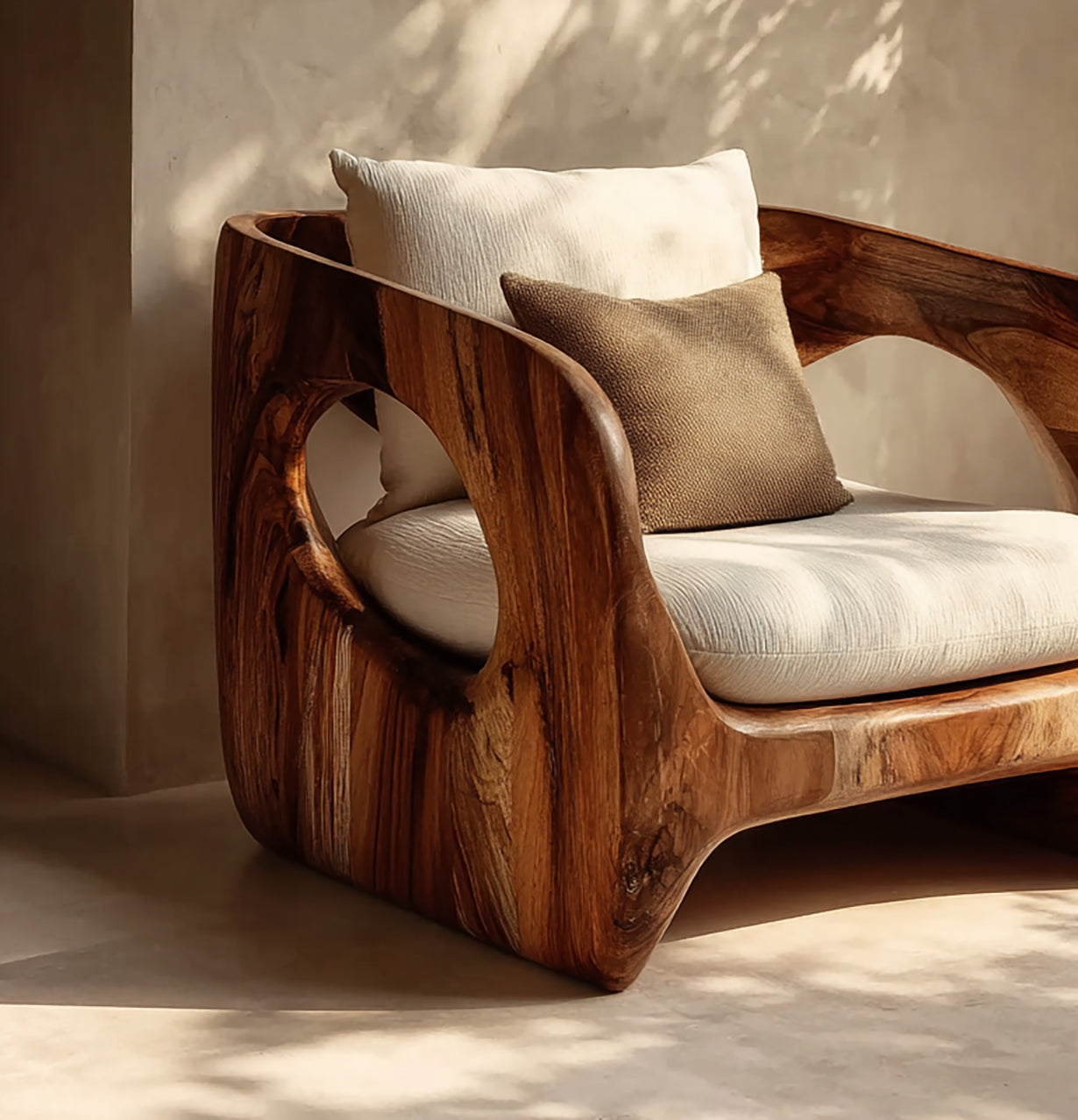Handgefertigter Holz Sessel – Organischer Designer Armlehnsessel