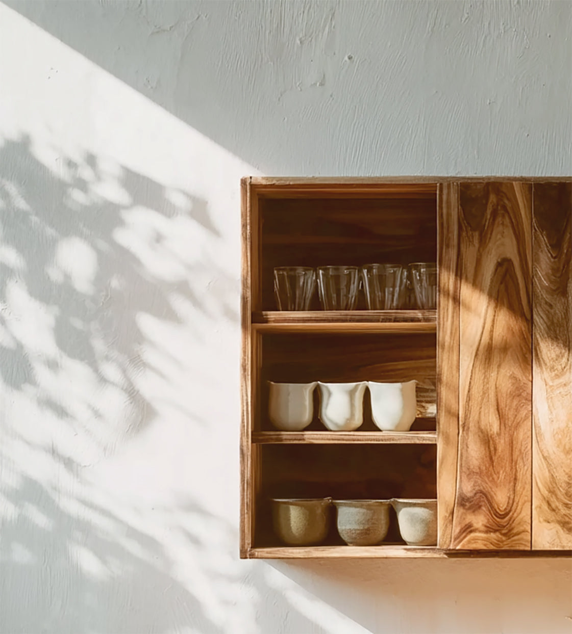 Handgefertigter Wandschrank aus Massivholz – Minimalistisches Hängeregal